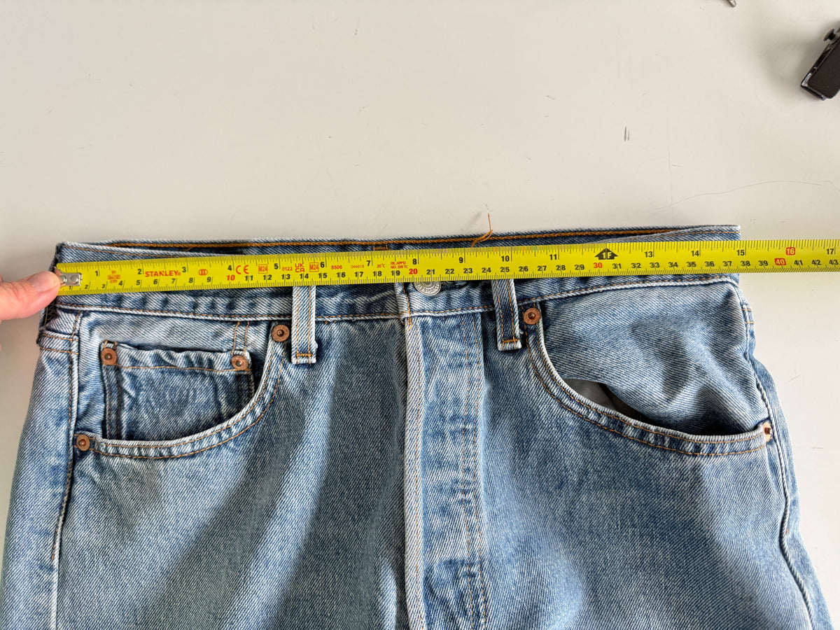 W29 L34 vintage Levis 501s 28/29” measured medium blue faded 90s 501s USA