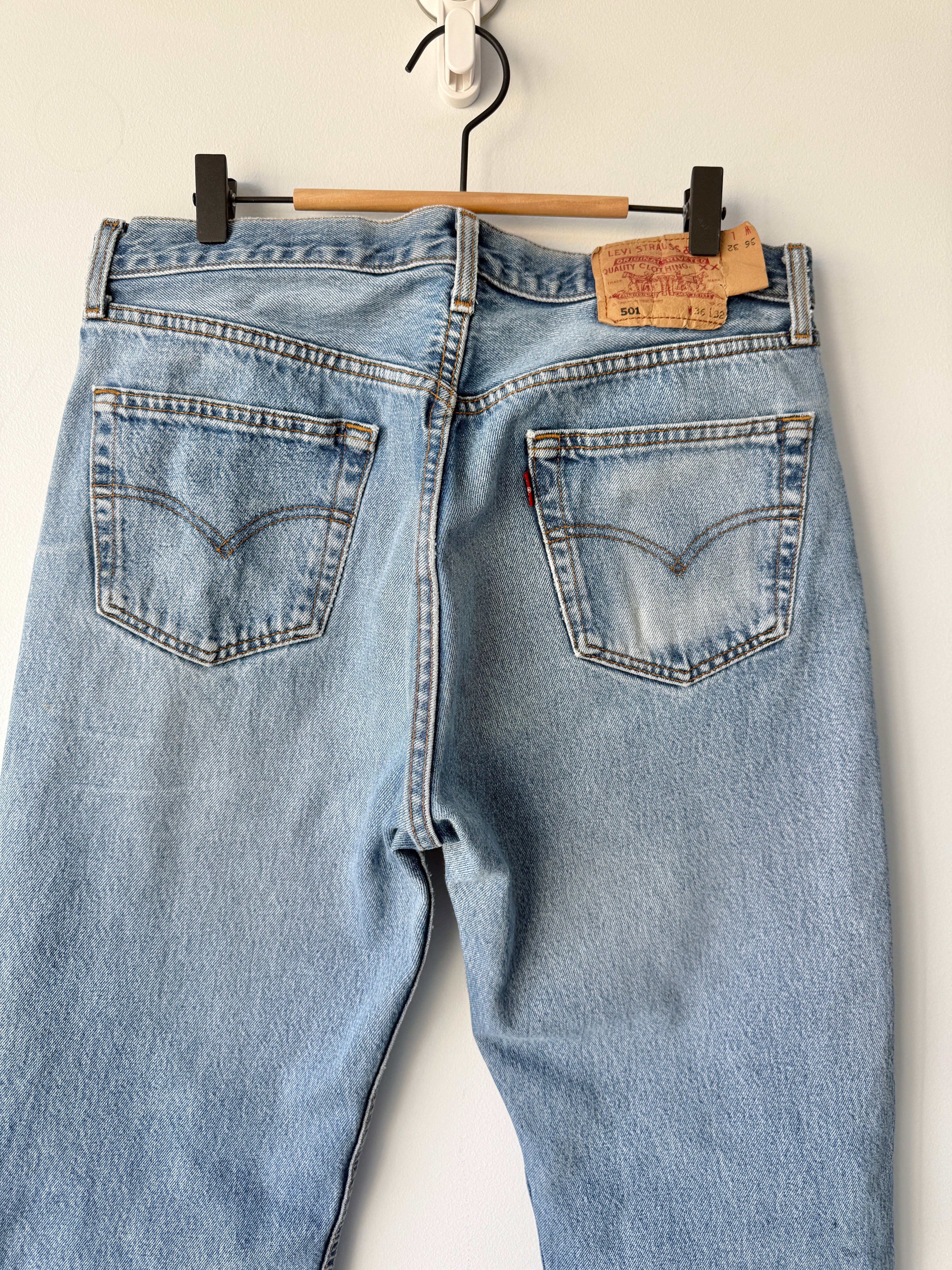 W33 L28 vintage Levis 501 32-33” measured medium faded blue denim Y2K wallet mark well worn in denim