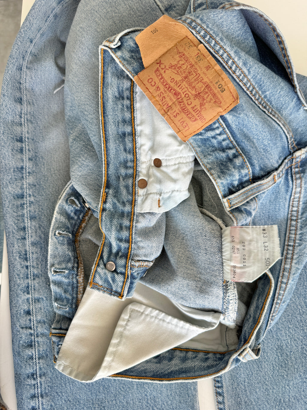 W31 L31 vintage Levis 501 medium light blue 30/31” measured waist 501s 90s USA