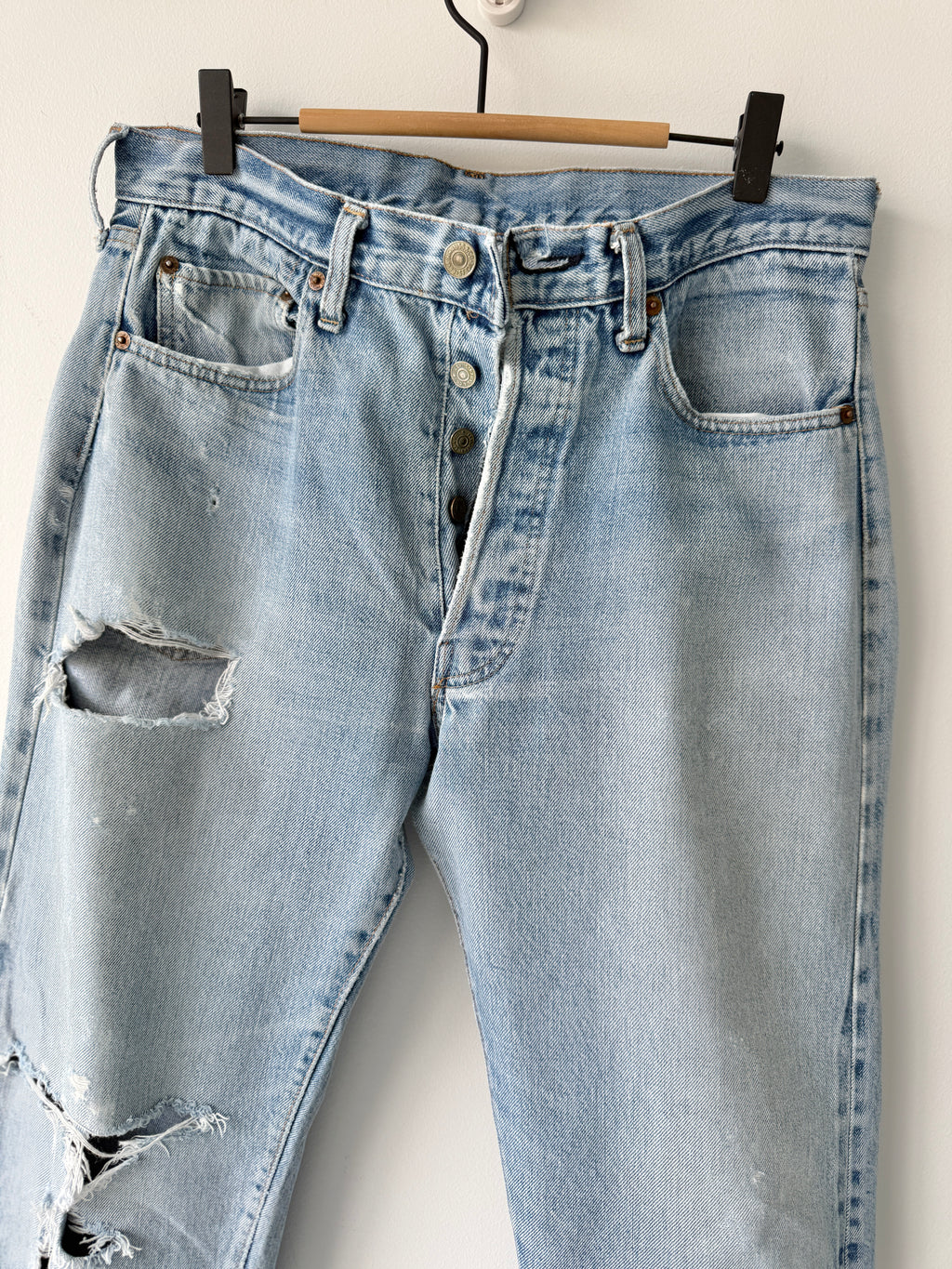 W31 L32 vintage Levis 501 30/31” measured light faded blue denim 70’s 501s USA button 6