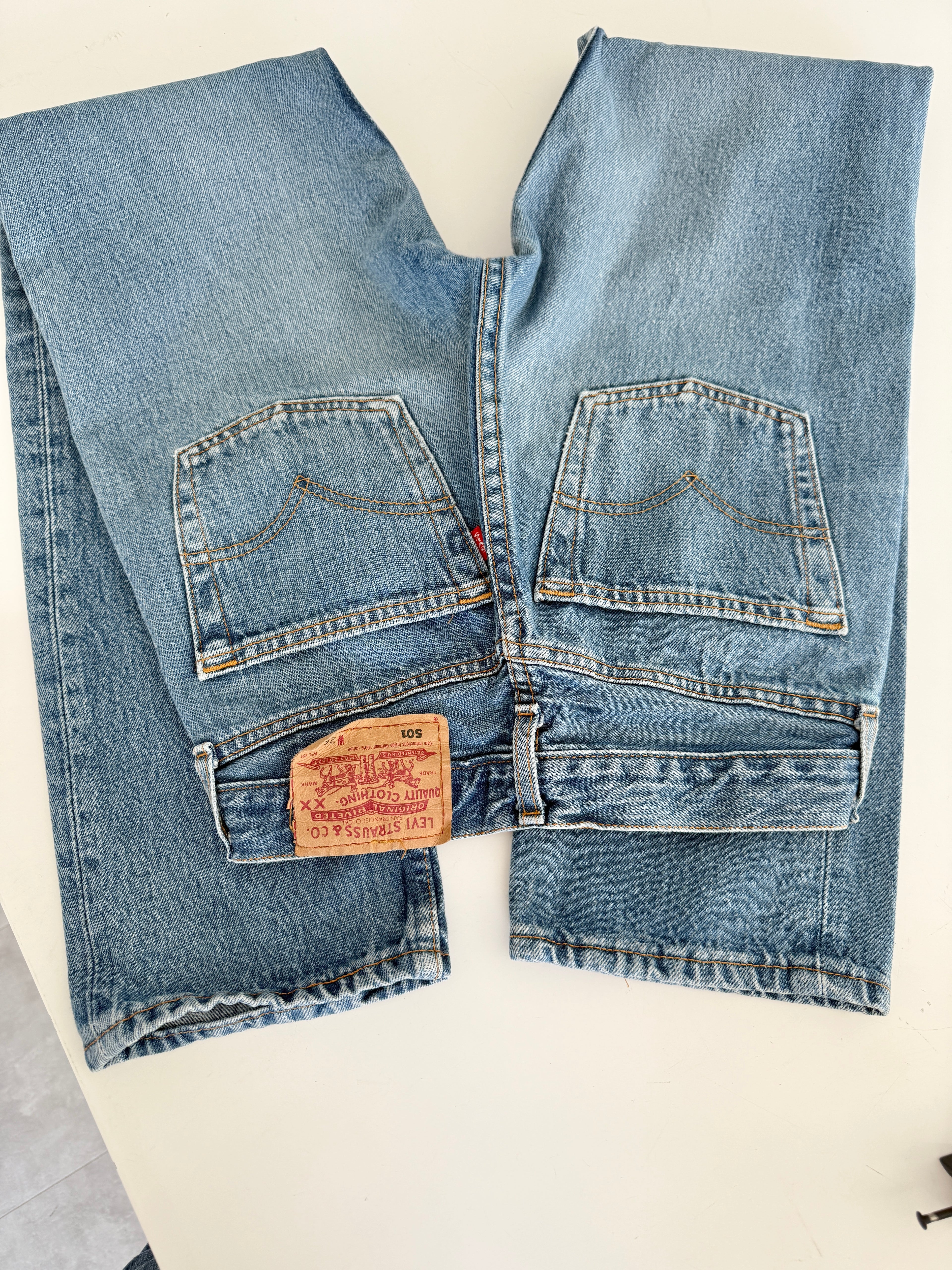 W24 L30 vintage Levis 501 23-24” medium blue 90s Levi’s 501s