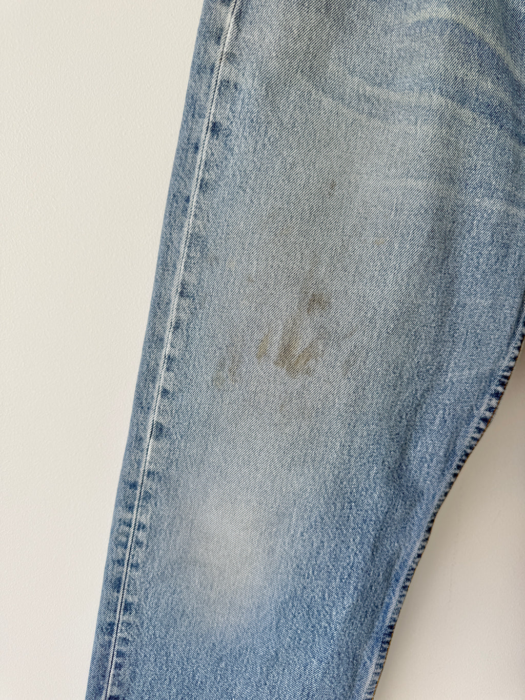 W33 L28 vintage Levis 501 32-33” measured medium faded blue denim Y2K wallet mark well worn in denim