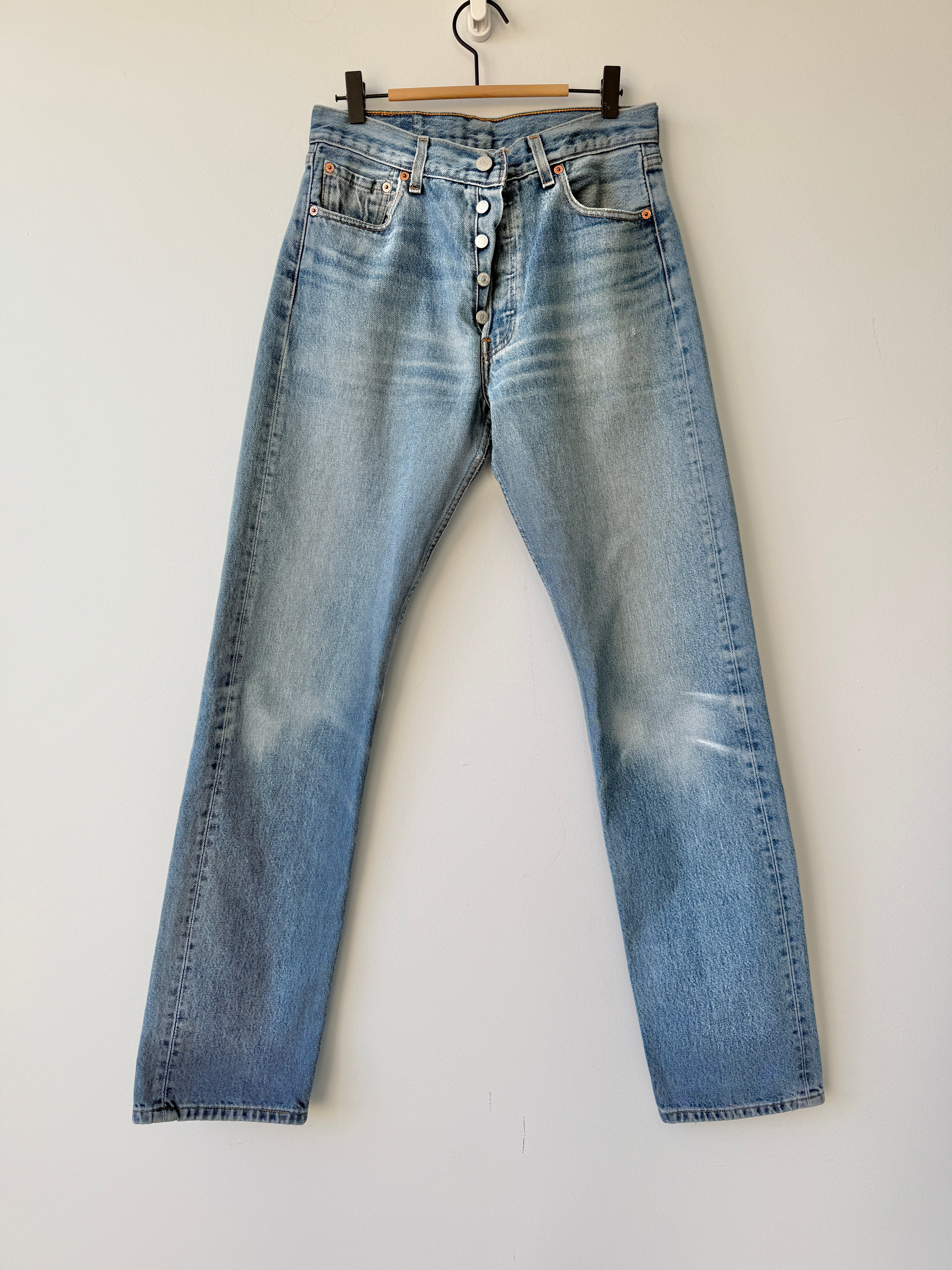 W29 L33 vintage Levis 501 29” measured medium faded whiskers blue Y2K Levi’s 501s