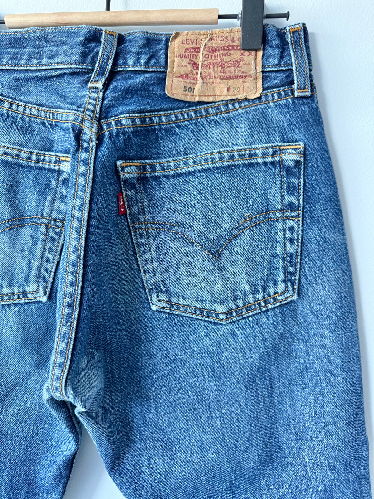 W26 L30 vintage Levis 501 dark blue 25/26” measured waist Y2K levis 501s