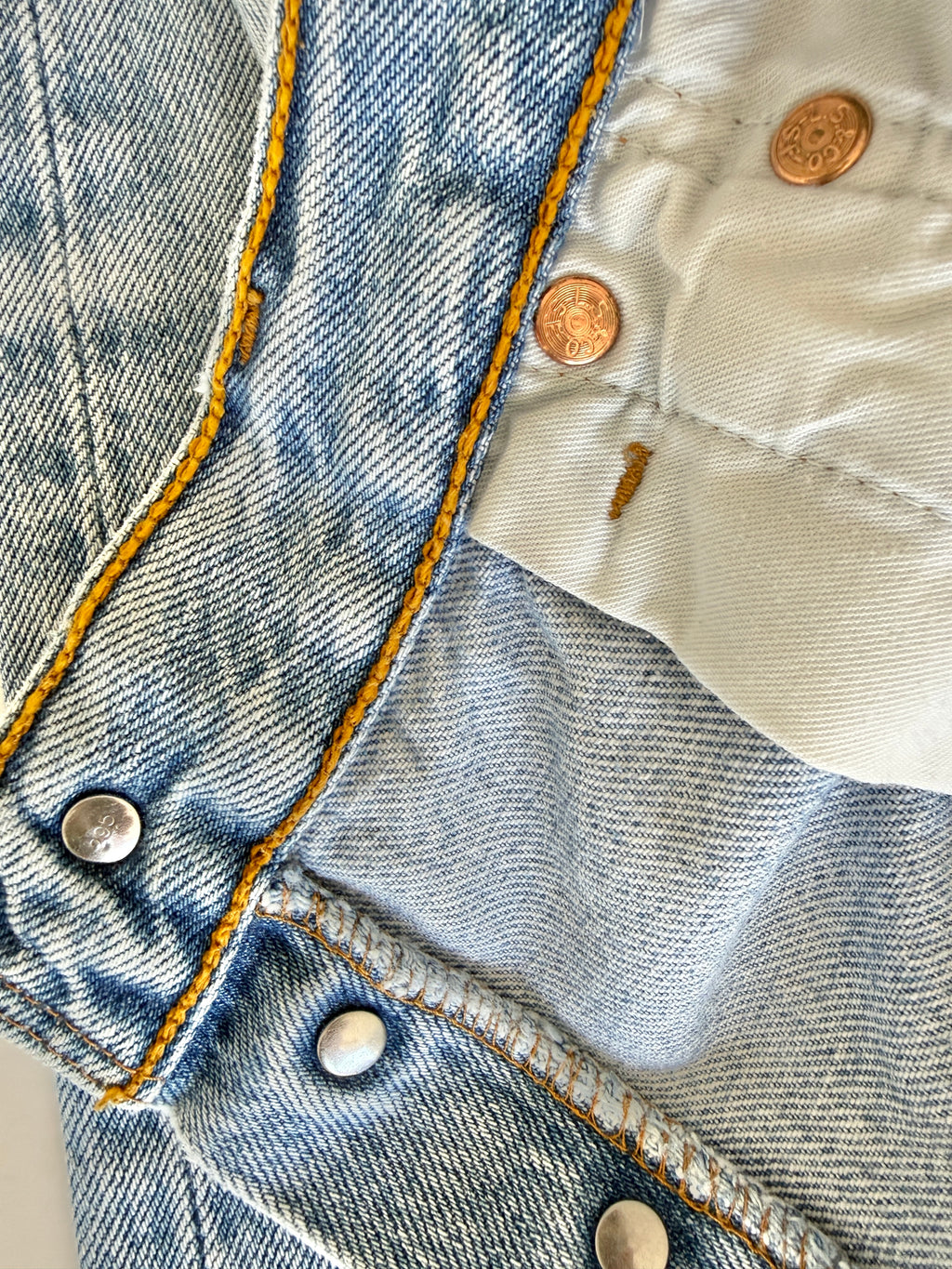 W27 L31 vintage Levis 501 26/27” measured waist medium light blue 501s Y2K nl
