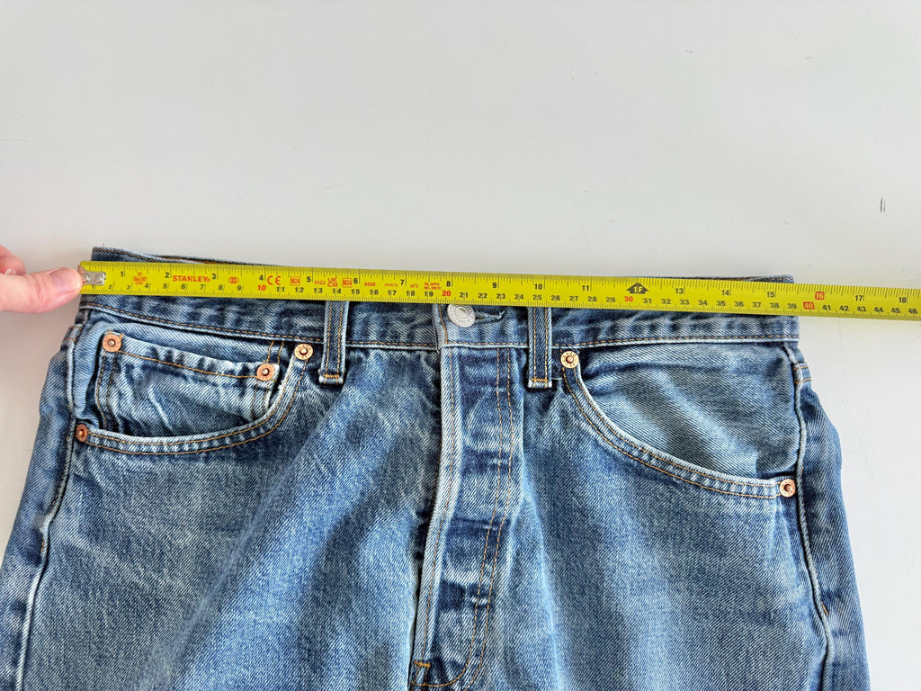 W30 L33 vintage Levis 501 29-30” measured whiskers faded dark blue made in 90s