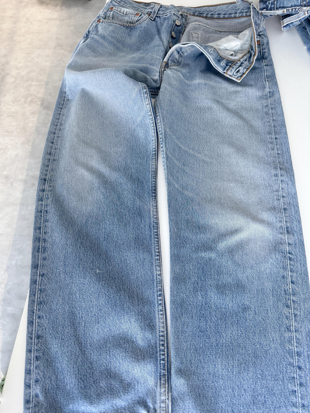 W31 L30 Levis 501 vintage 30-31” waist medium blue 501s made in y2k