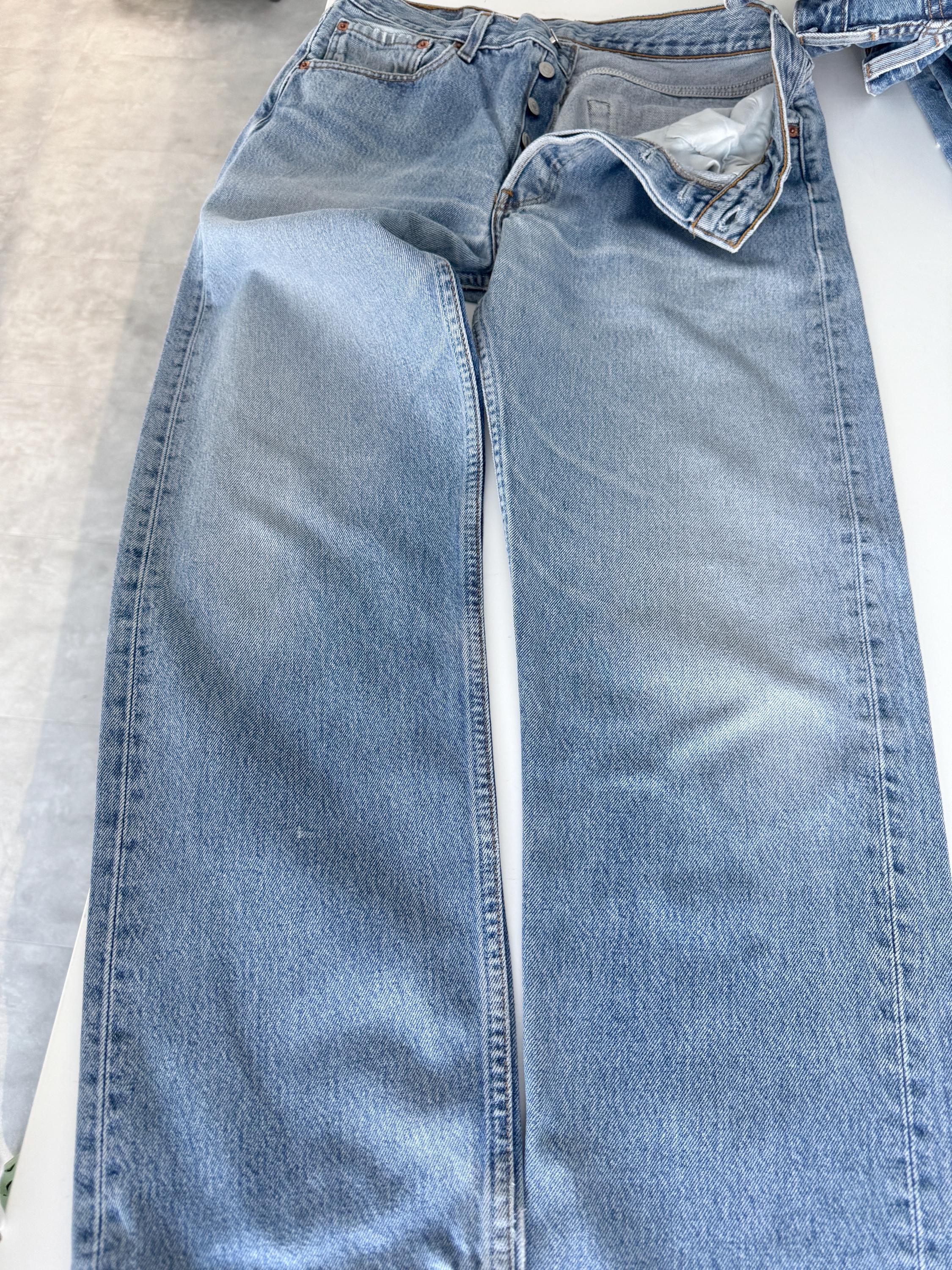 W31 L30 Levis 501 vintage 30-31” waist medium blue 501s made in y2k