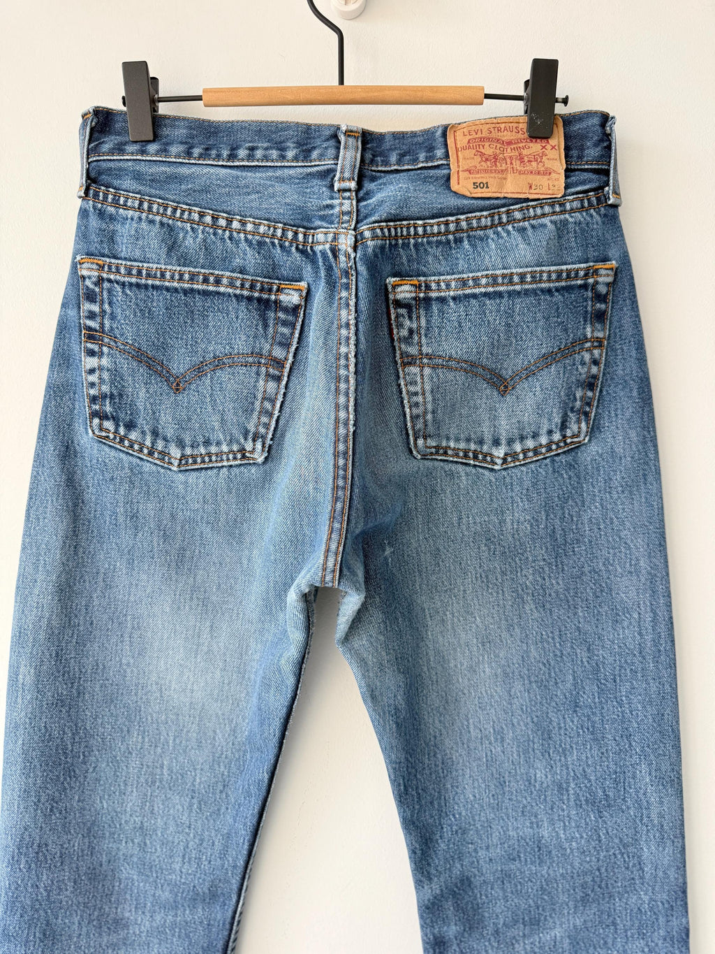 W28 L29 vintage Levis 501 27-28” measured dark raw blue faded denim made in Y2K