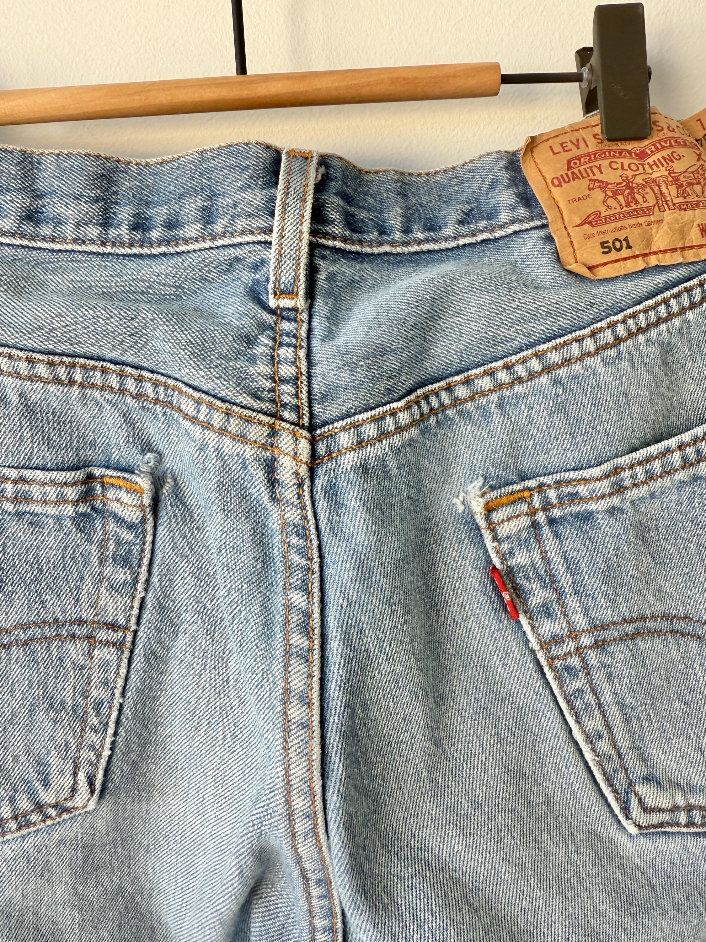 W33 L33 vintage Levis 501 33” measured waist medium faded blue denim made in Y2K