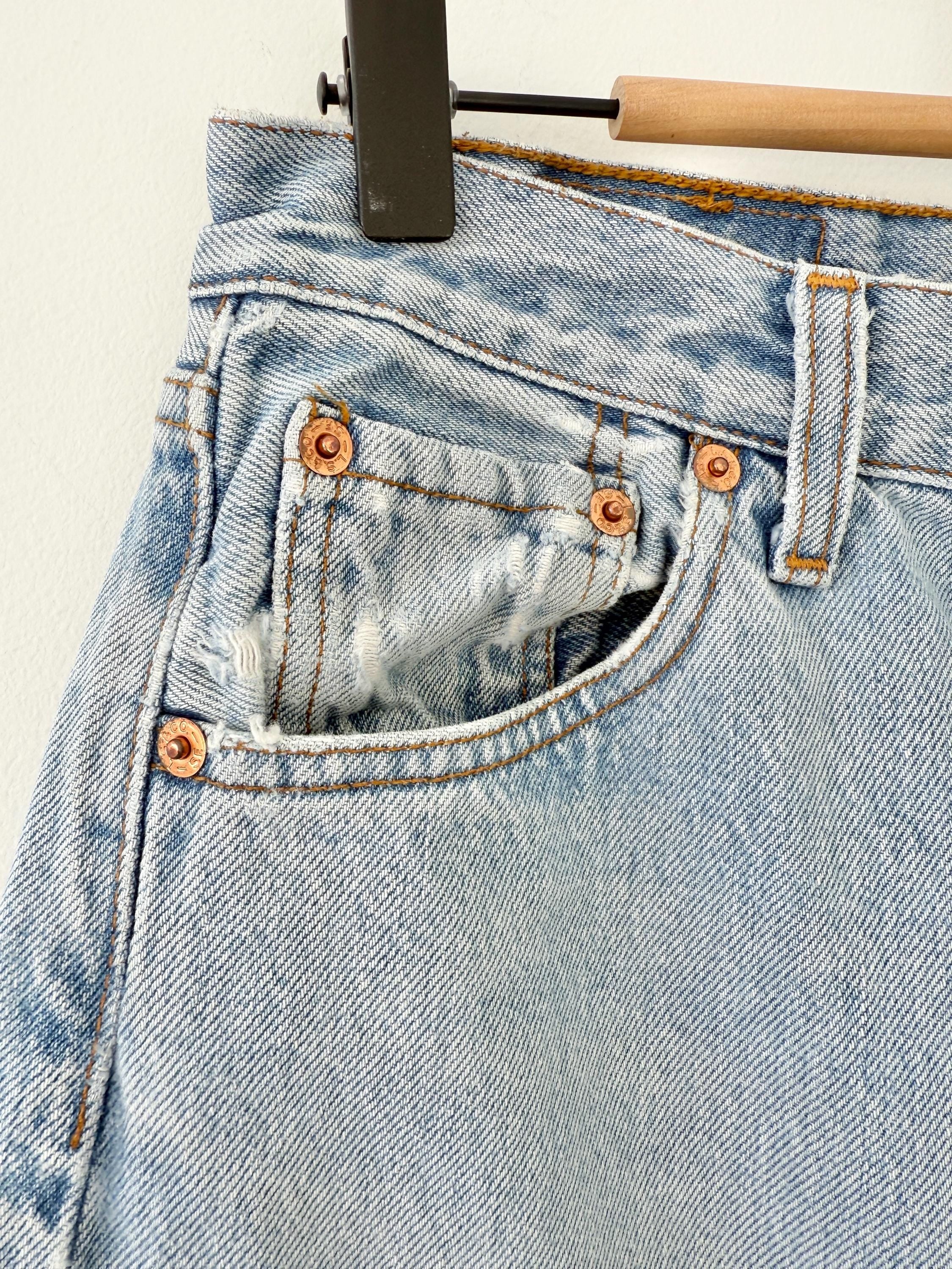 W27 L33 Levis 501 vintage 26-27” measured waist faded light blue made in 90s