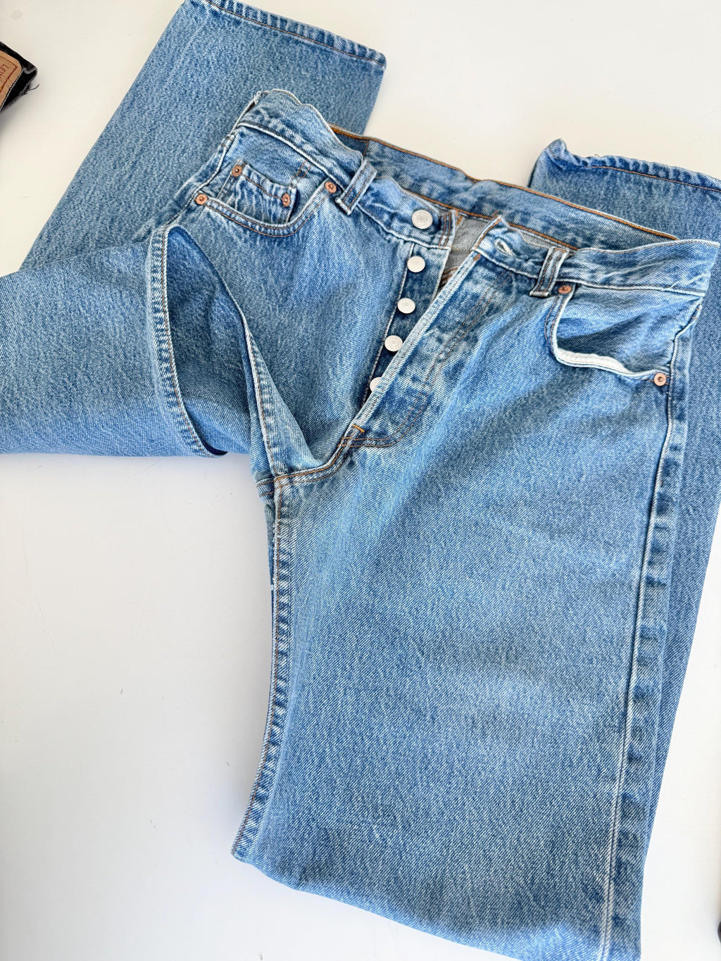 w30 L33 Levis 501 vintage 29-30” waistmedium blue 501s made in Spain 90s straight leg jeans 501