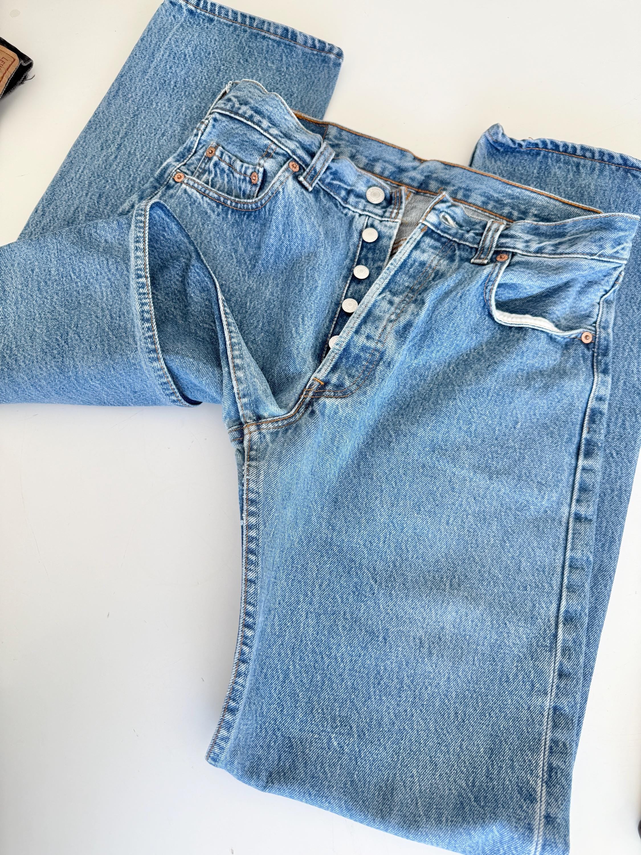 w30 L33 Levis 501 vintage 29-30” waistmedium blue 501s made in Spain 90s straight leg jeans 501