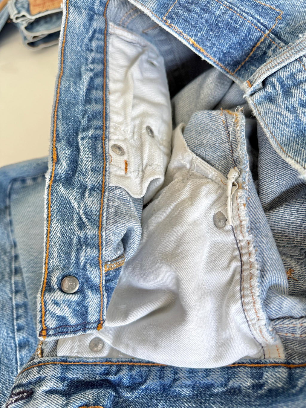 W31 L32 vintage Levis 501 30-31” measured waist medium faded denim made in USA 80s