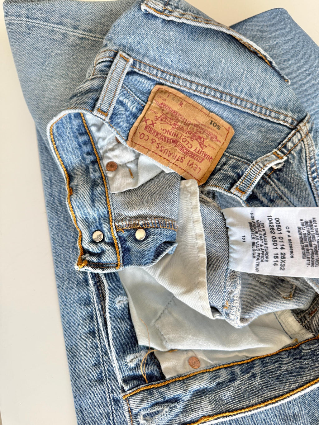 W23 L30 vintage Levis 501 22-23” measured medium blue made in 90s )