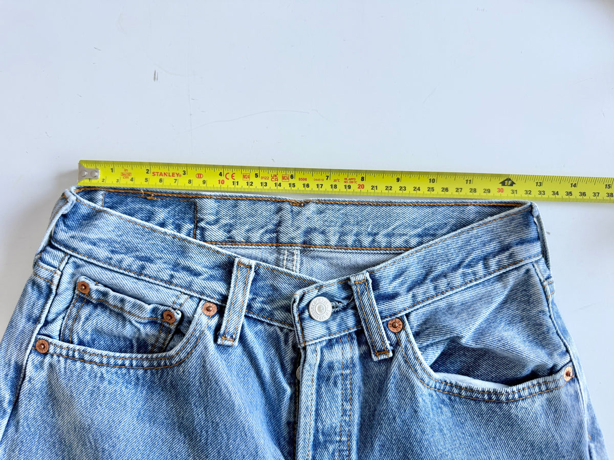 W25 L28 vintage Levis 501 medium blue faded 25” measured waist 90s levis 501s