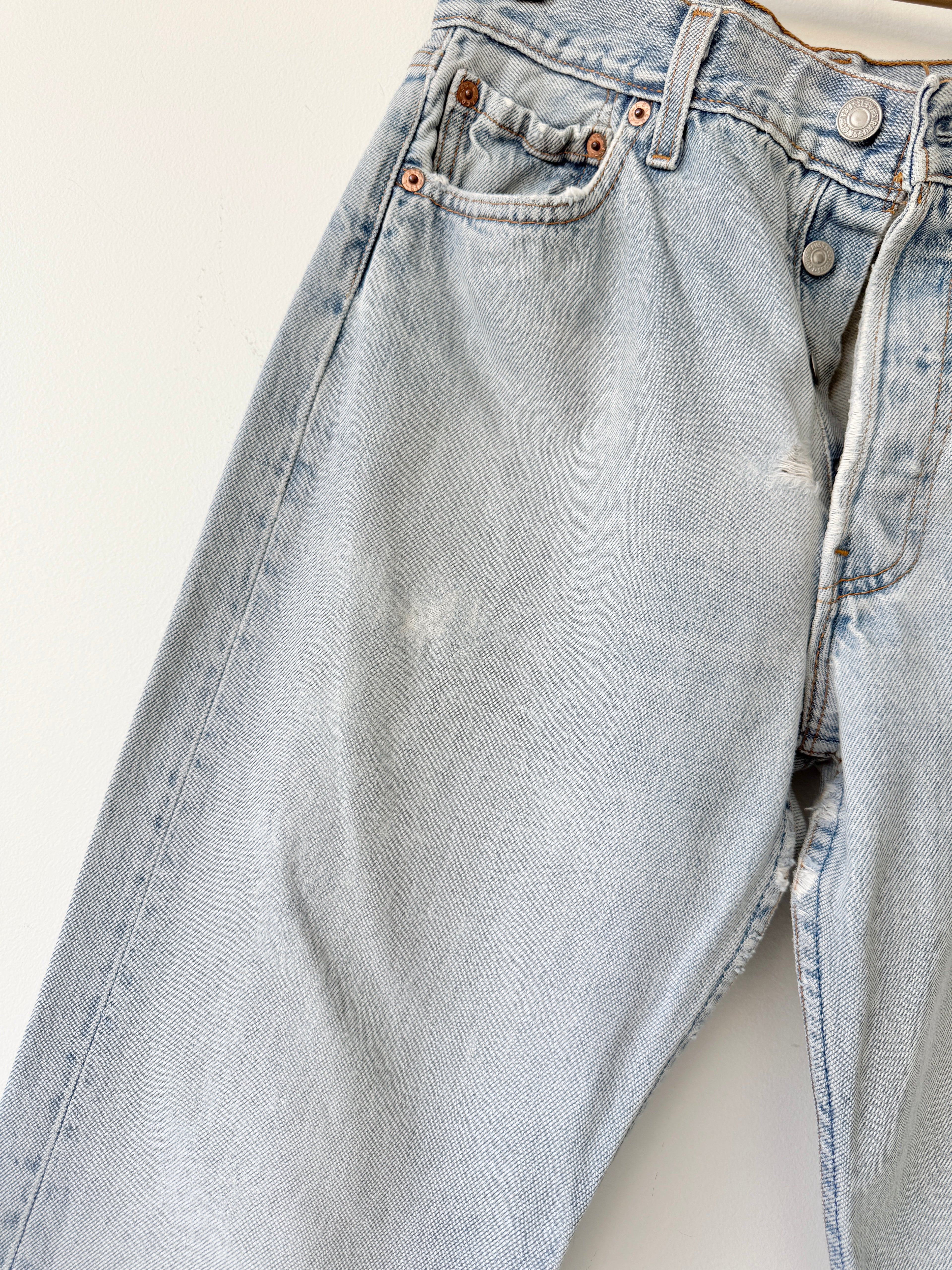 Distressed W28 L29 vintage Levis 501 27/28” measured light faded blue denim 90’s 501s USA student fit