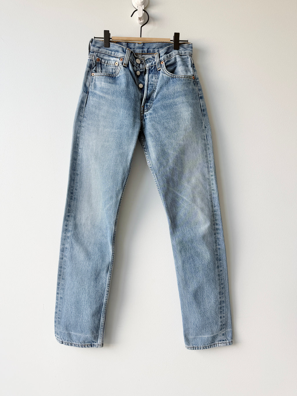 W25 L31 vintage Levis 501 24-25” measured medium light blue faded denim 90s 501s