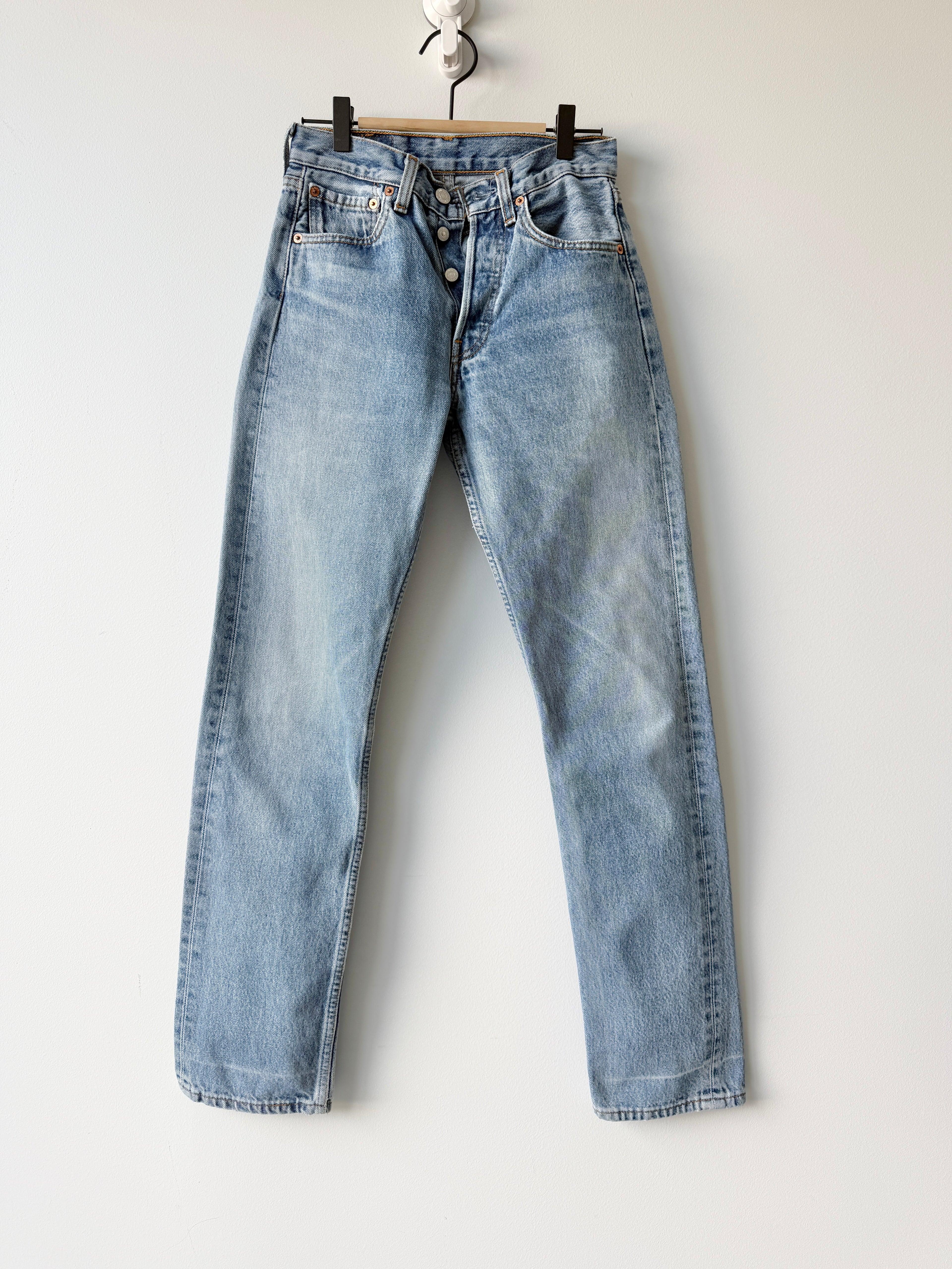 W25 L31 vintage Levis 501 24-25” measured medium light blue faded denim 90s 501s