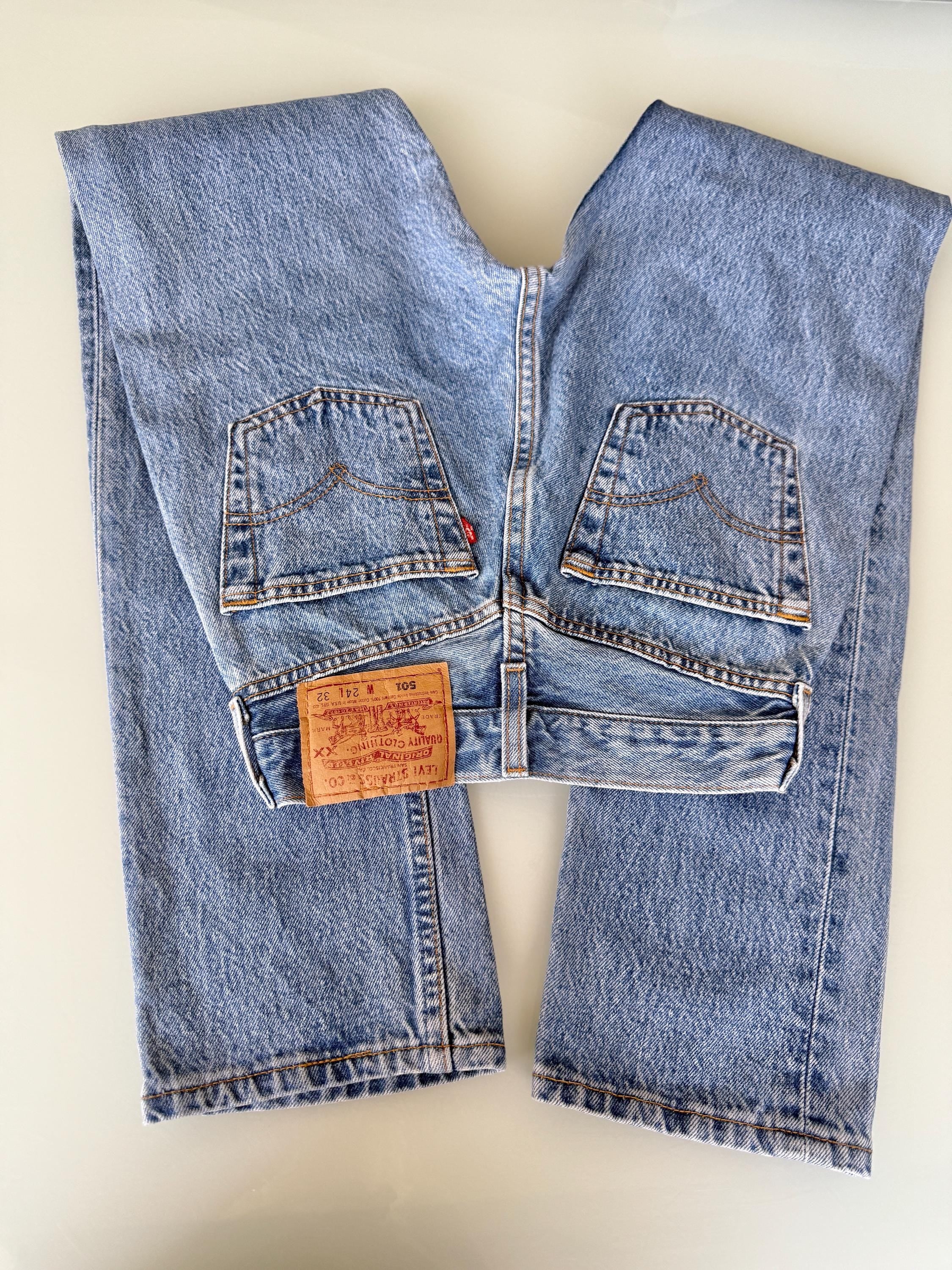 W22 L32 Levis 501 vintage 21-22” measured waist medium dark blue made in USA tag for women 90s hol