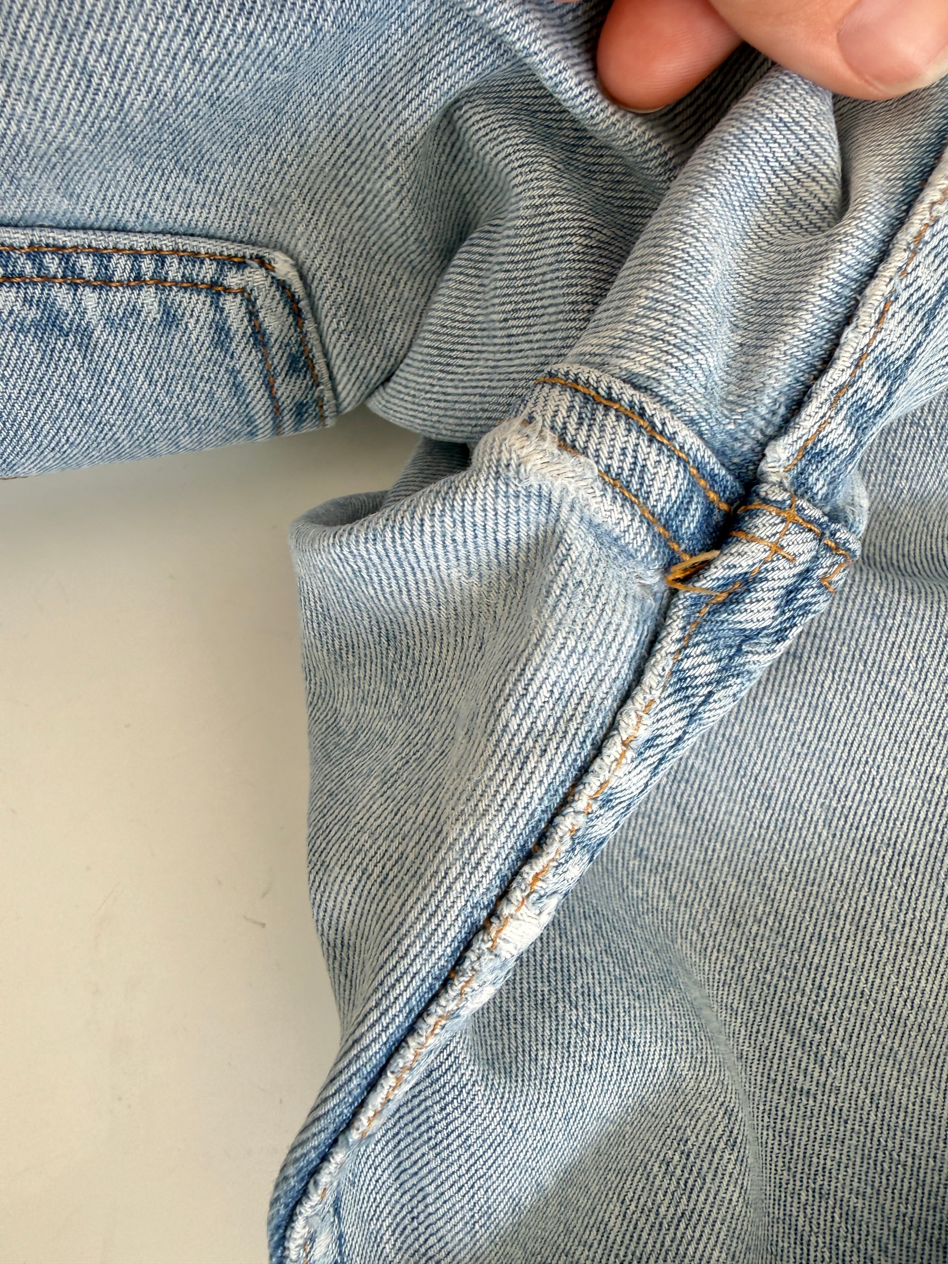 W27 L29 vintage Levis 501 27” measured waist light blue 501s 90s USA student fit denim