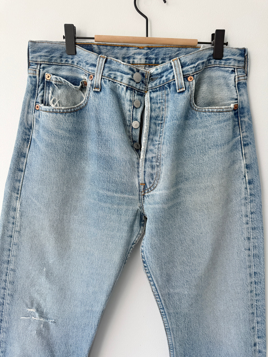 W31 L31 vintage Levis 501 medium light blue 30/31” measured waist 501s 90s USA