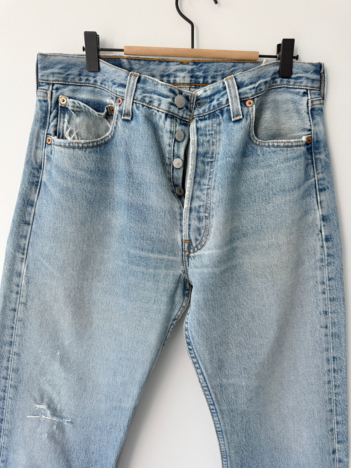 W31 L31 vintage Levis 501 medium light blue 30/31” measured waist 501s 90s USA
