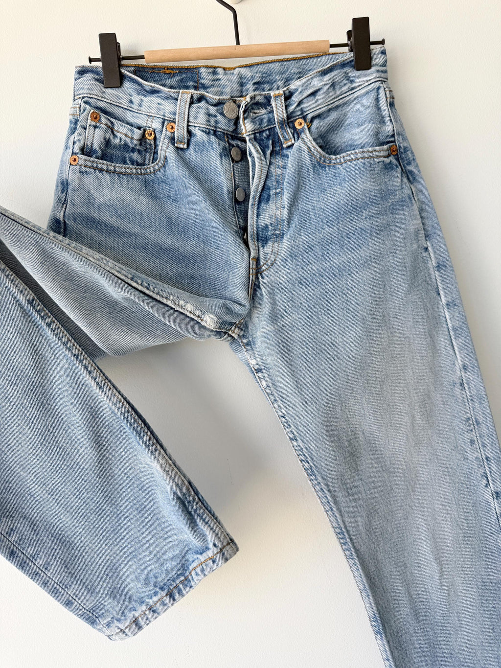 W25 L32 Levis 501 vintage 24-25” waist medium light blue 501s made in France 90s