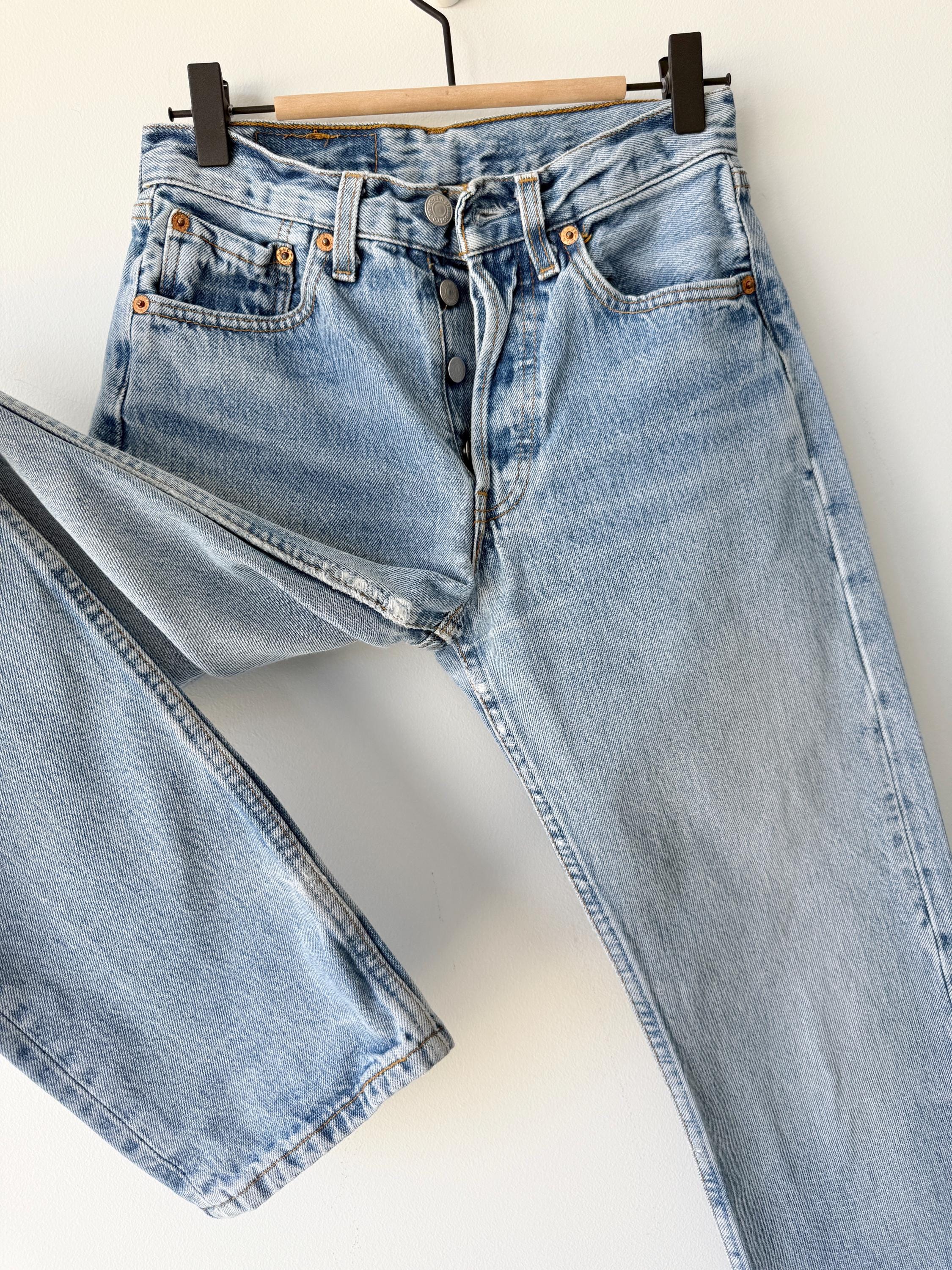 W25 L32 Levis 501 vintage 24-25” waist medium light blue 501s made in France 90s