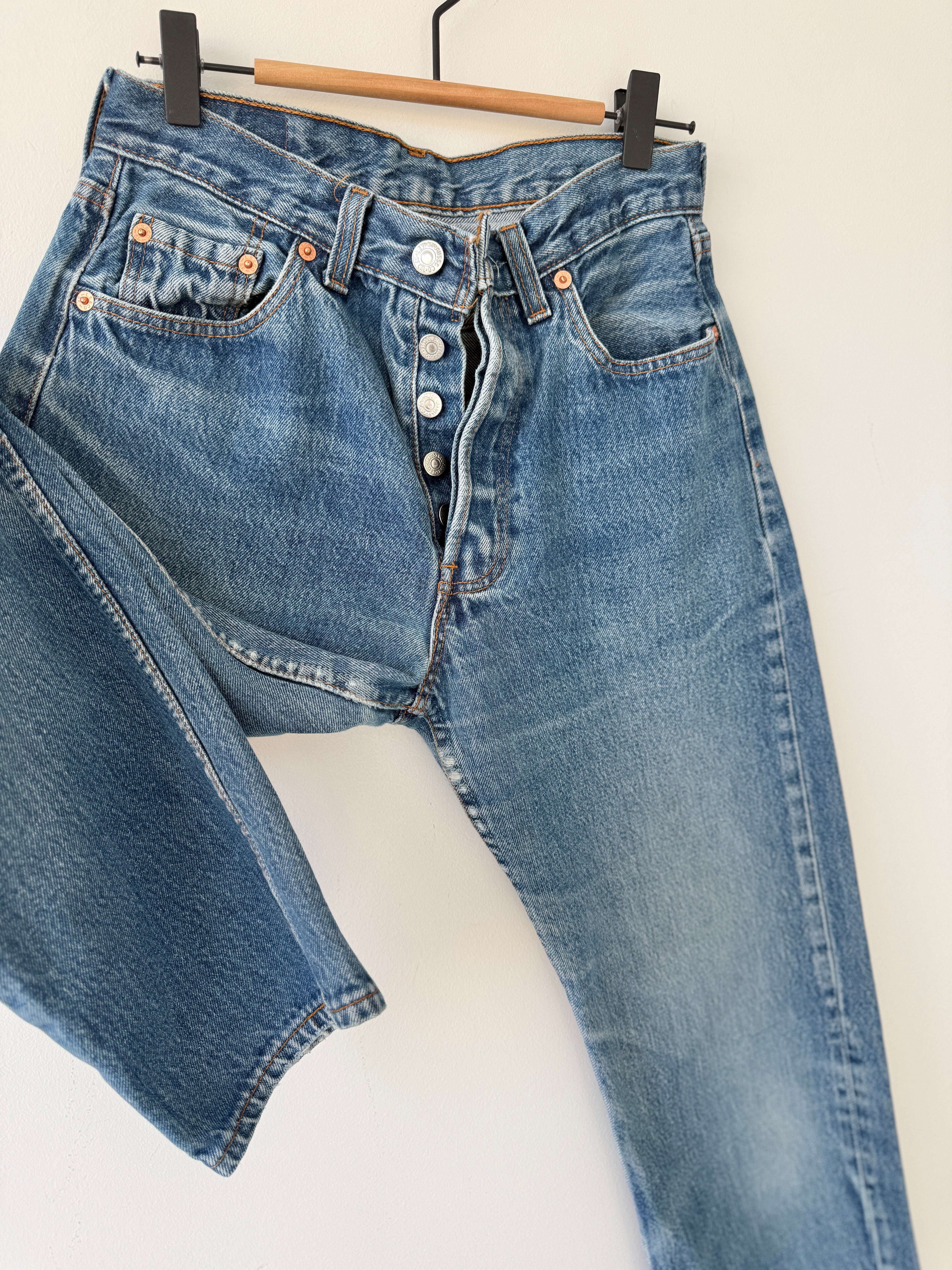 W27 L28 vintage Levis 501 26-27” measured medium faded blue 90s Levi’s 501s