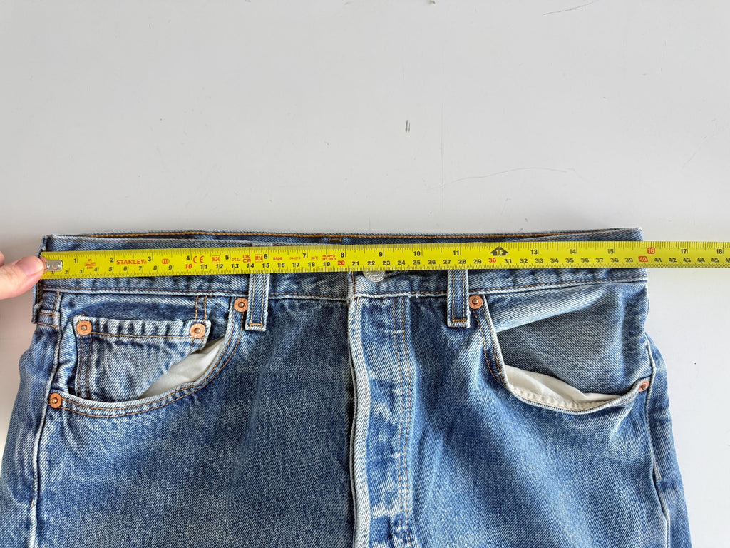 W31 L31 vintage Levis 501 30-31” measured dark Blue faded wallet mark made in y2k