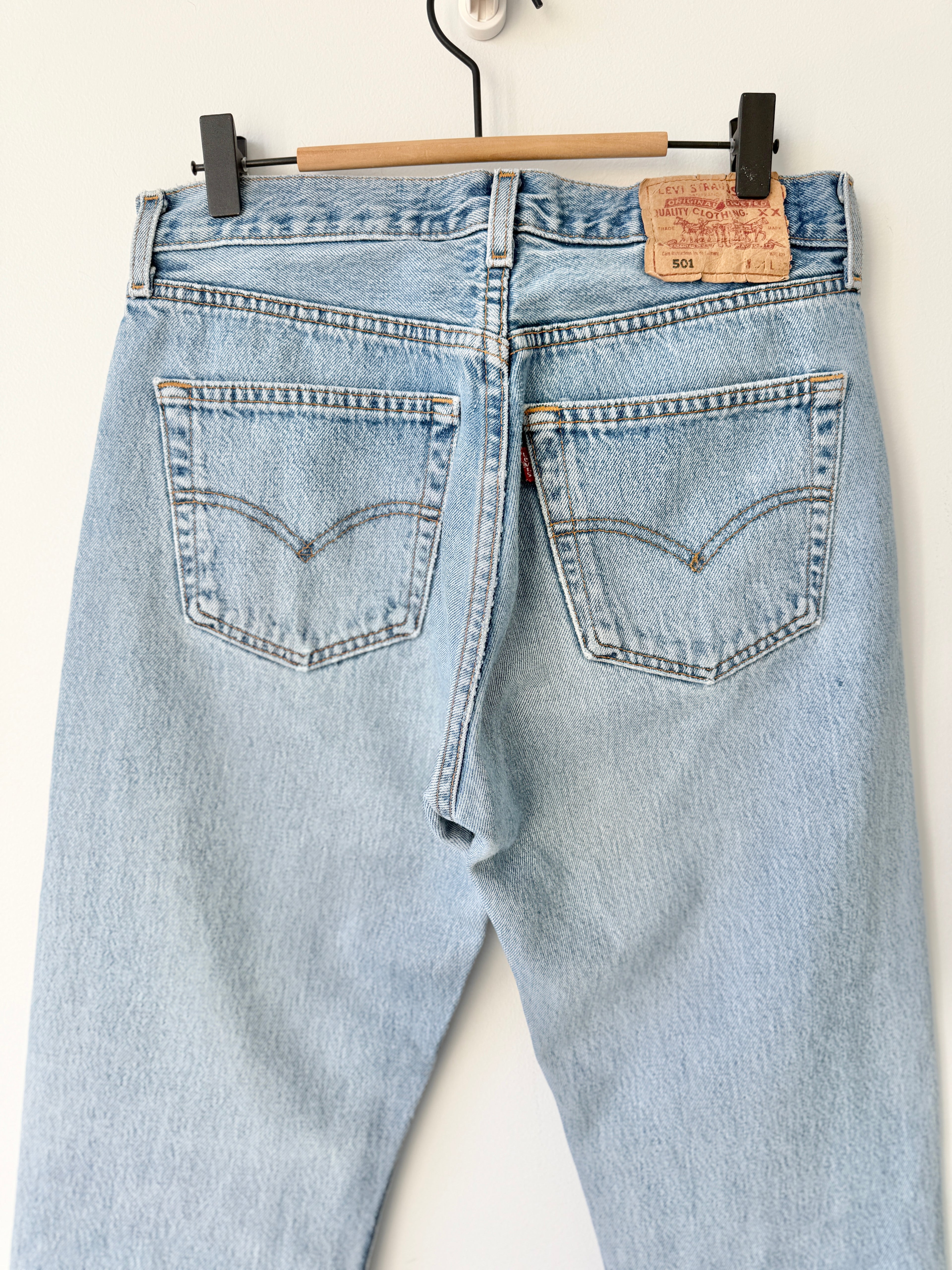 W29 L31 vintage Levis 501 27-28” light medium blue Y2K Levi’s 501s