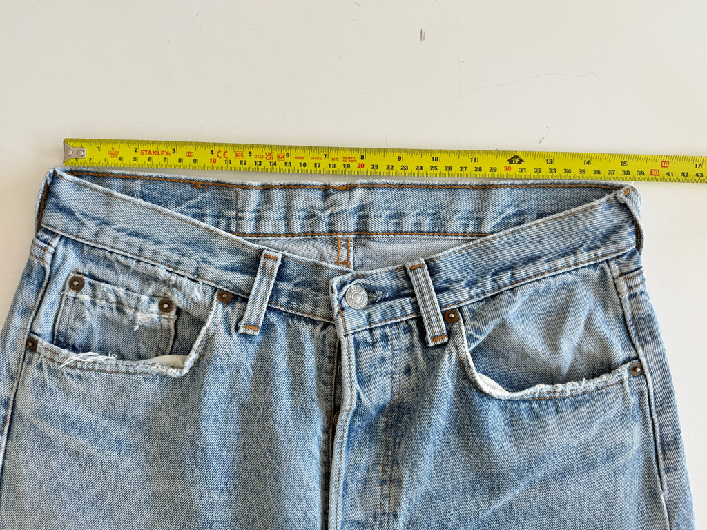 W31 L30 vintage Levis 501 30/31” measured waist light blue 501s made in 80s