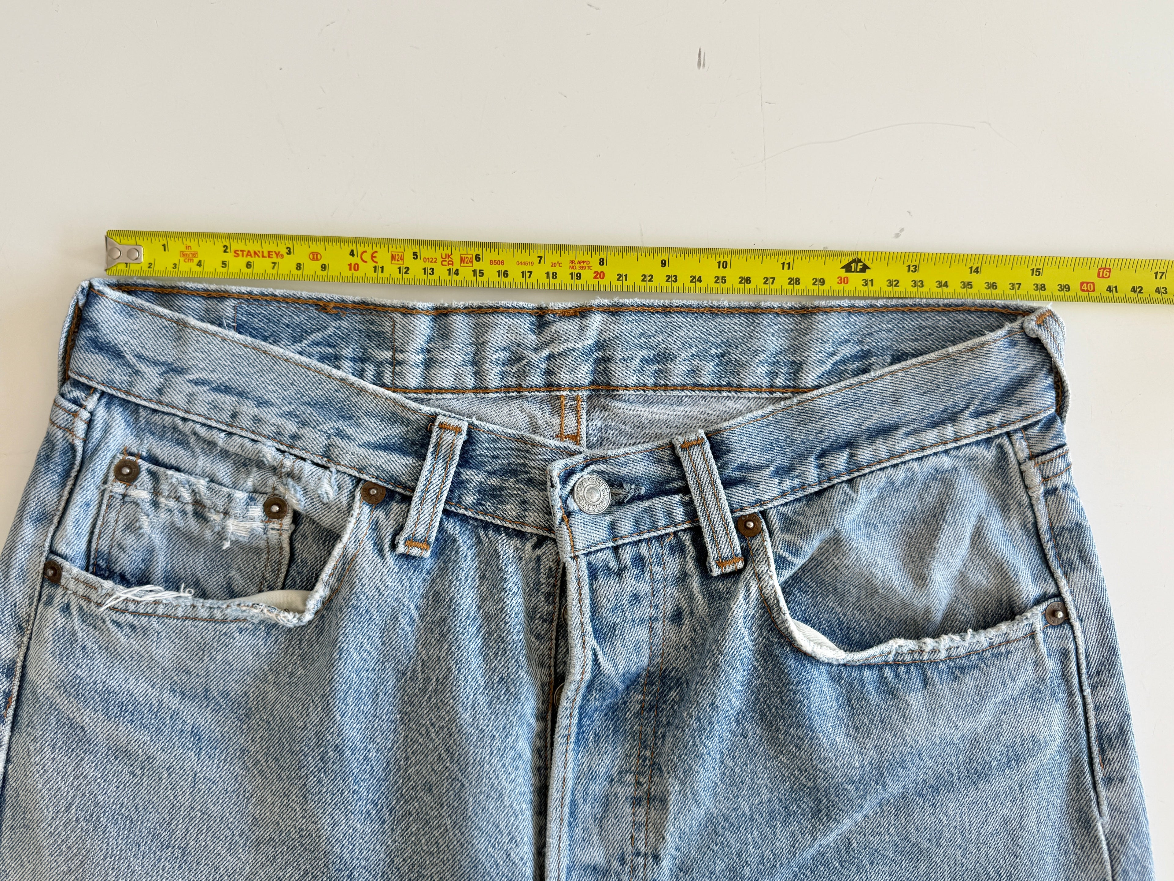 W31 L30 vintage Levis 501 30/31” measured waist light blue 501s made in 80s