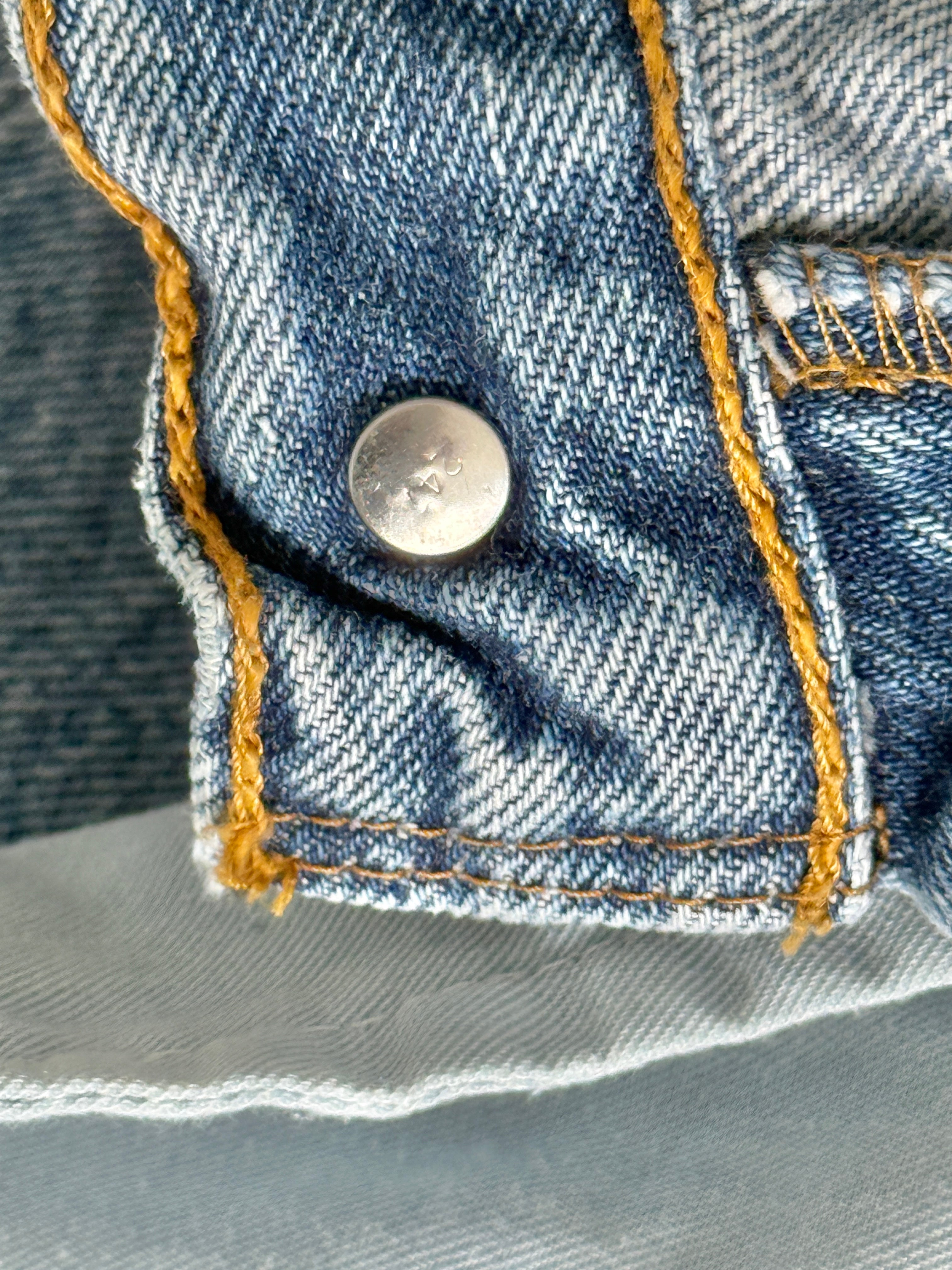 W25 L31 vintage Levis 501 24-25” measured medium light blue faded denim 90s 501s