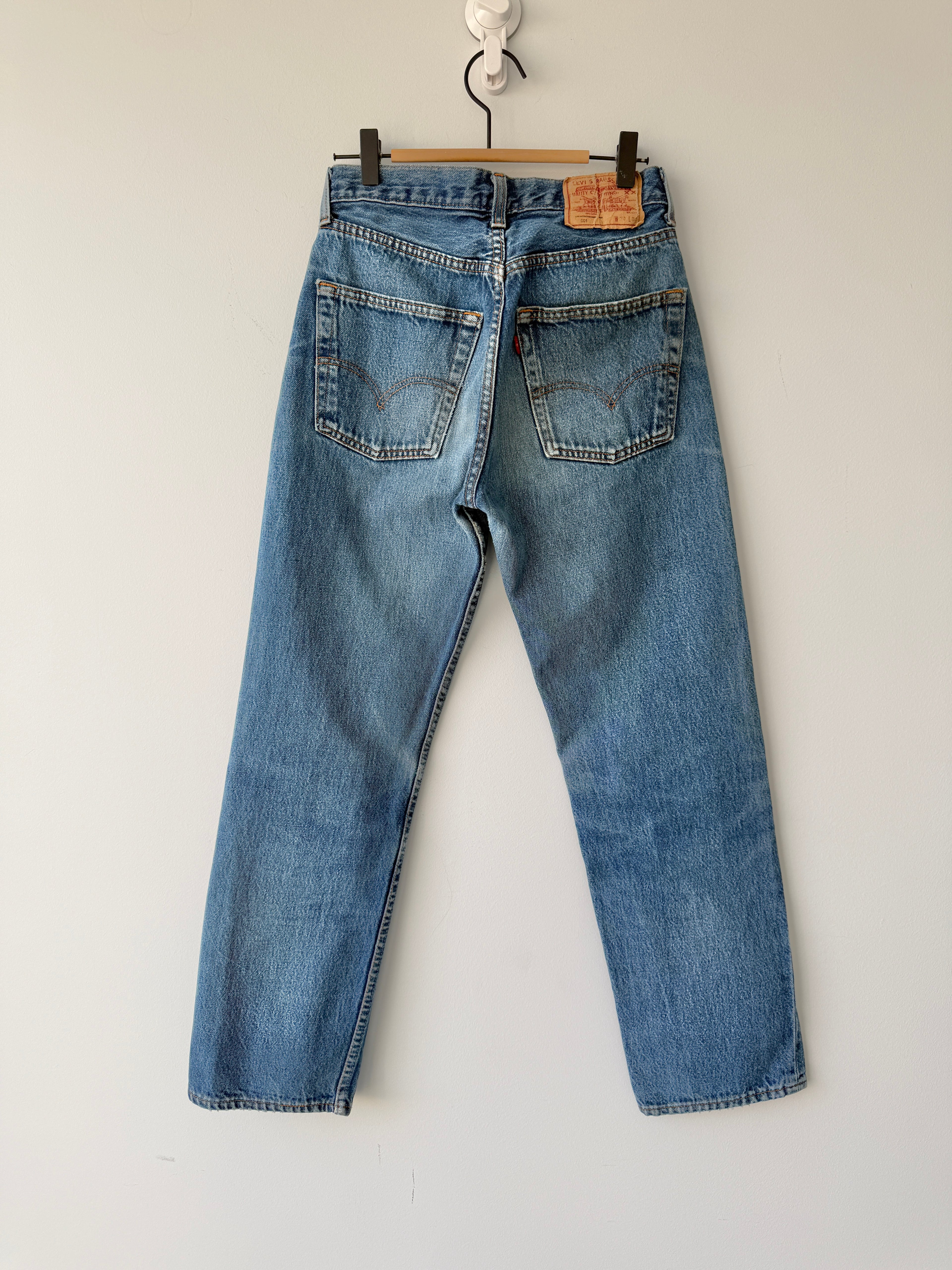 W27 L28 vintage Levis 501 26-27” measured medium faded blue 90s Levi’s 501s