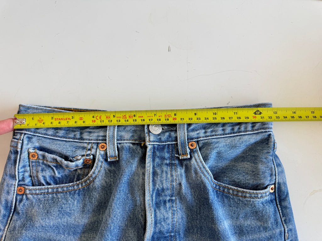 W25 L31 vintage Levis 501 medium blue 24/25” measured waist 501s 90s