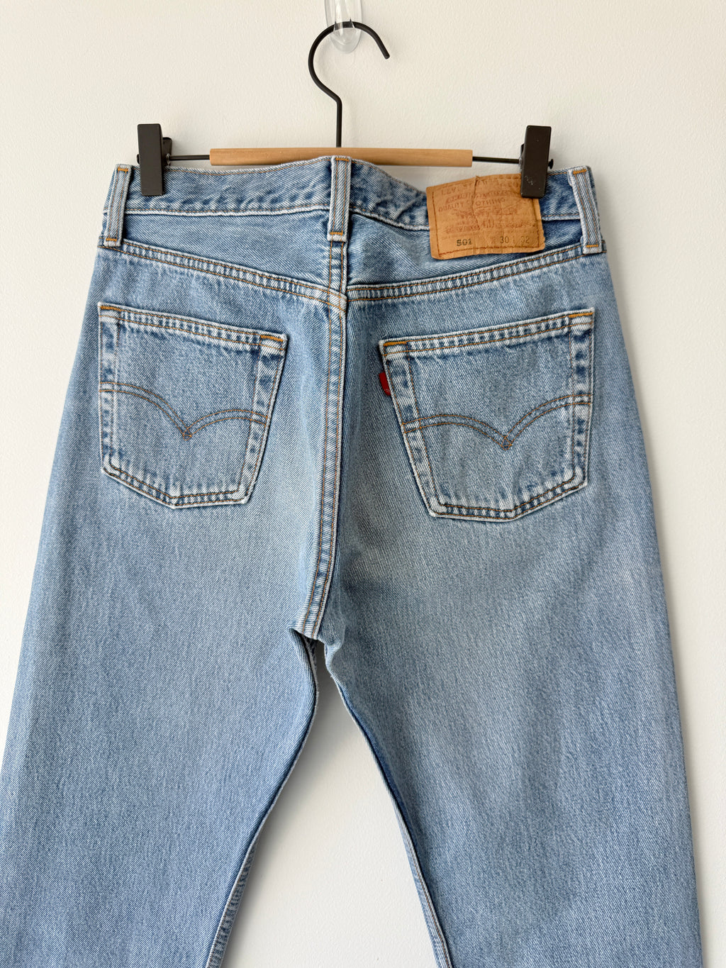 W28 L31 vintage Levis 501 27/28” measured waist medium blue 90s USA  501s