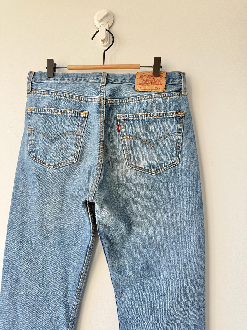 W32 L31 vintage Levis 501 31-32” measured medium faded lines blue made in Y2K