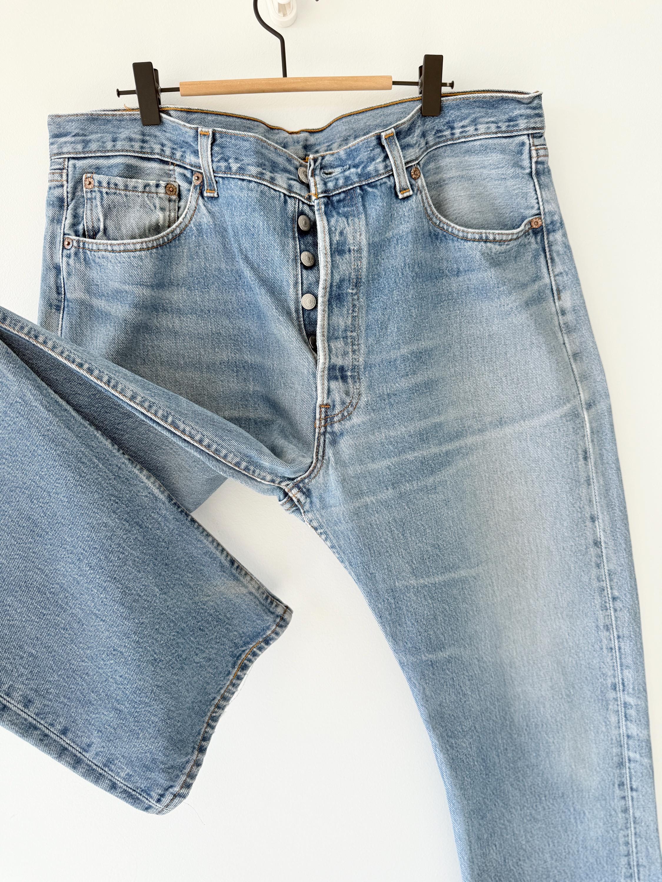 W36 L32 Levis 501 vintage 35-36” measured waist medium faded blue 501s made in USA 90s