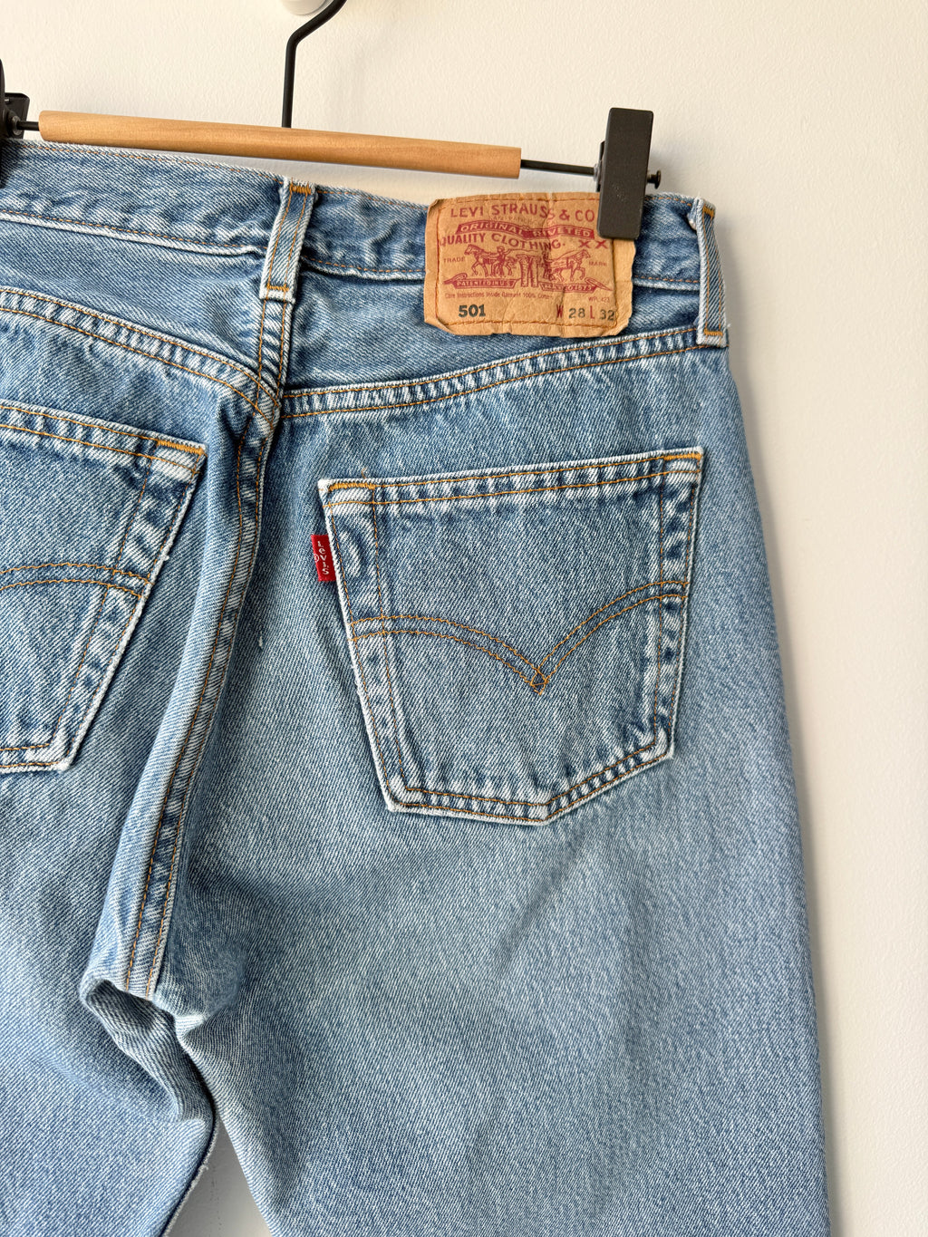 W26 L30 vintage Levis 501 25-26” medium blue 90s Levi’s 501s