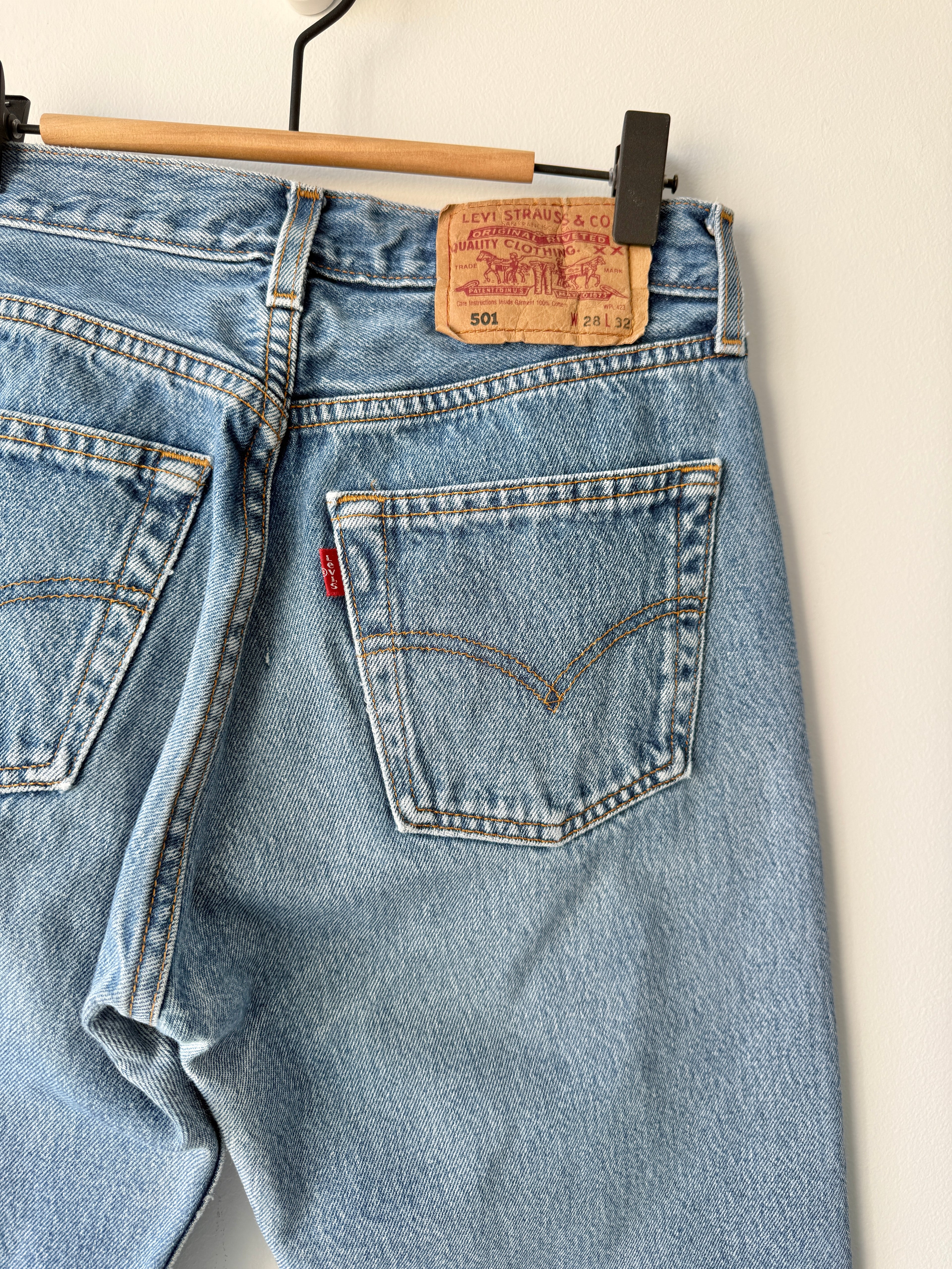 W26 L30 vintage Levis 501 25-26” medium blue 90s Levi’s 501s