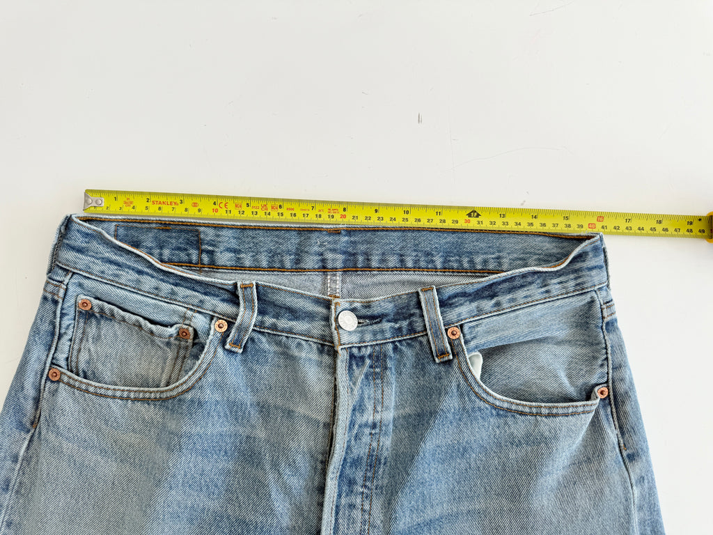 W32 L29 vintage Levis 501 31/32” measured medium blue denim Y2K Levi’s 501s wallet mark