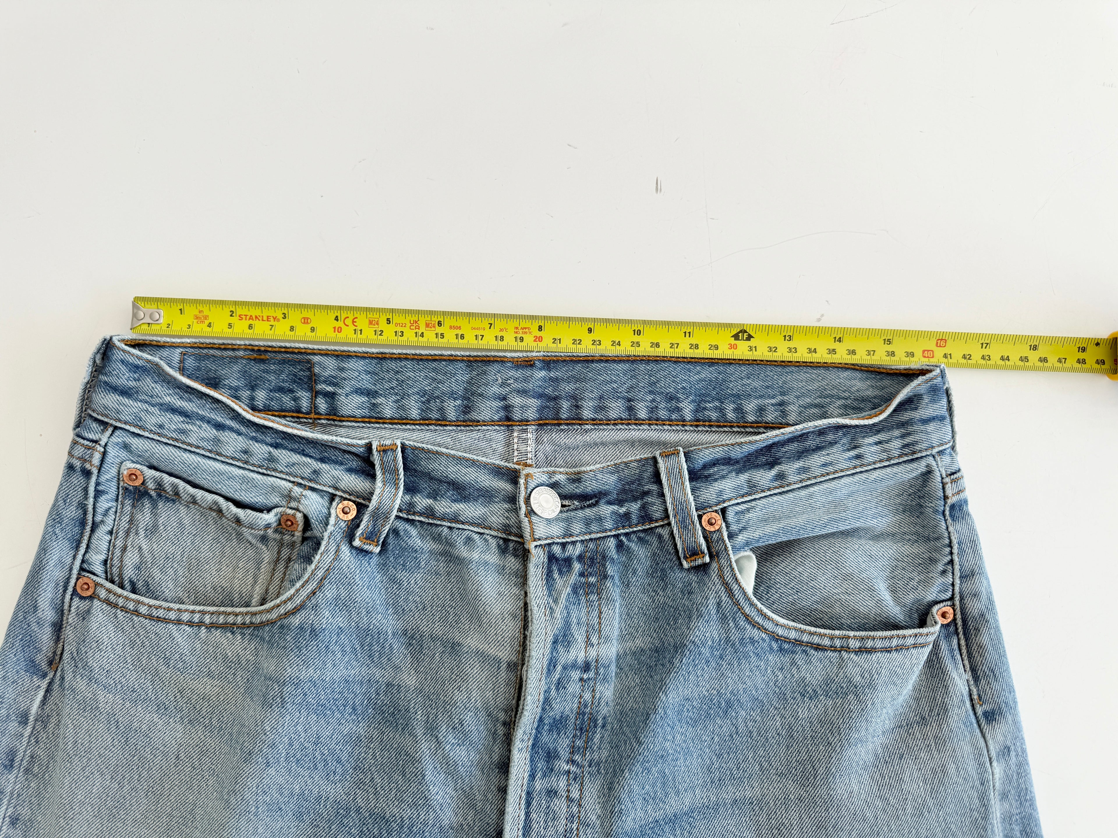 W32 L29 vintage Levis 501 31/32” measured medium blue denim Y2K Levi’s 501s wallet mark
