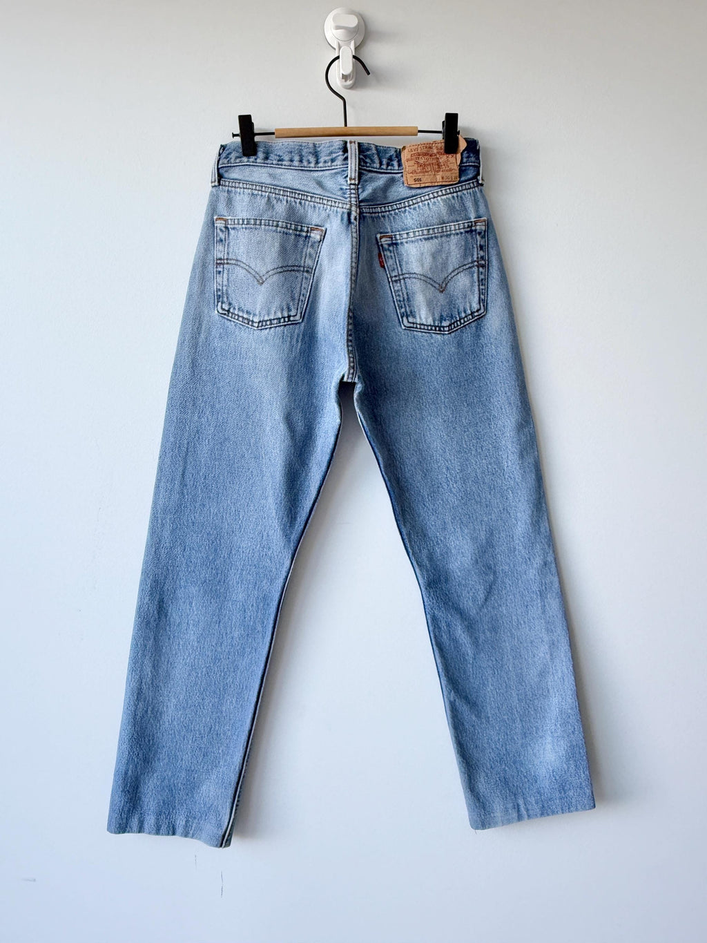 W29 L29 Levis 501 vintage 28-29” measured waist medium blue made 90s wallet mark
