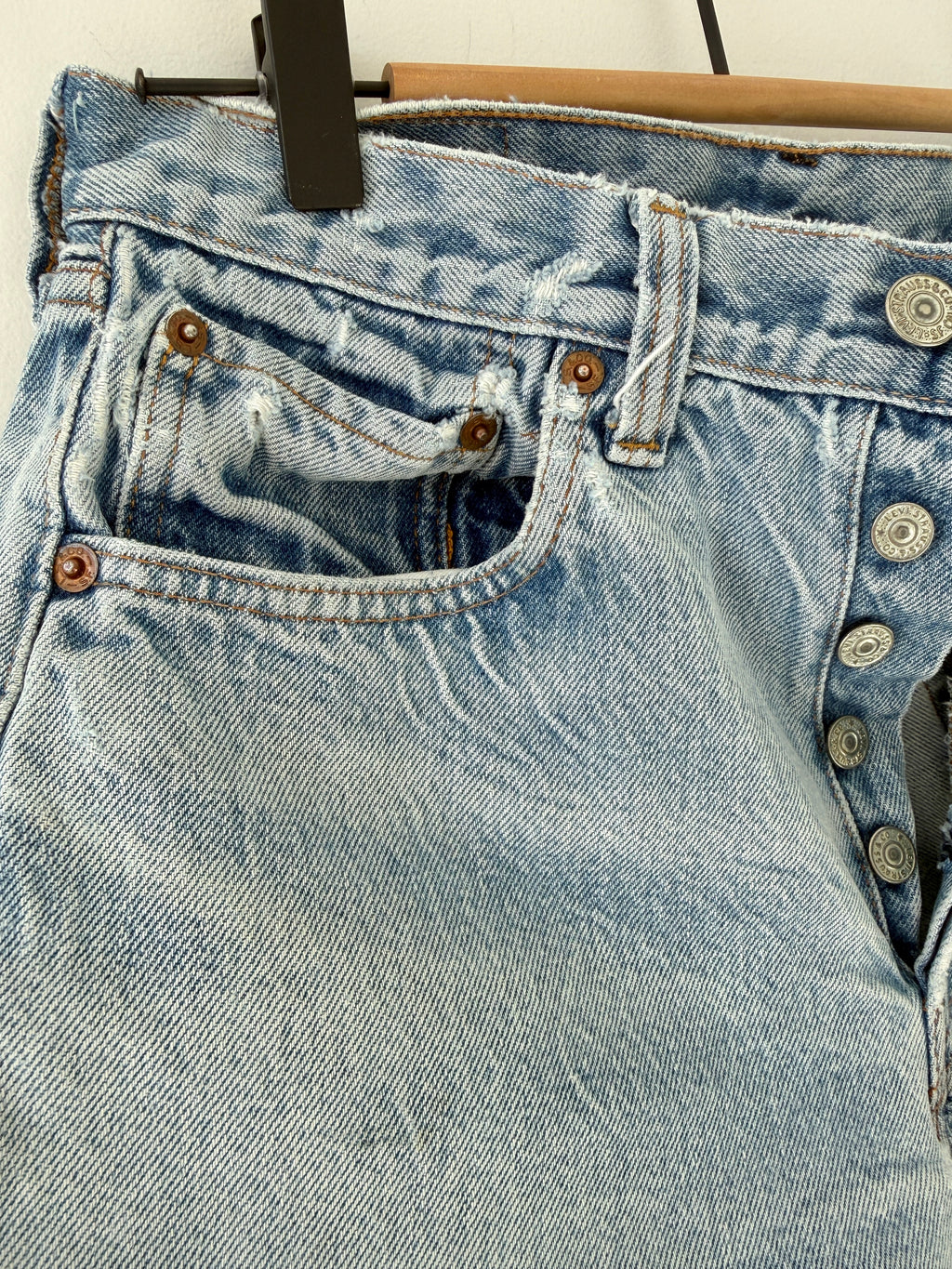 W27 Selvedge vintage Levis 501 26/27” measured waist light faded blue 70s 501s selvedge Levi’s made in USA