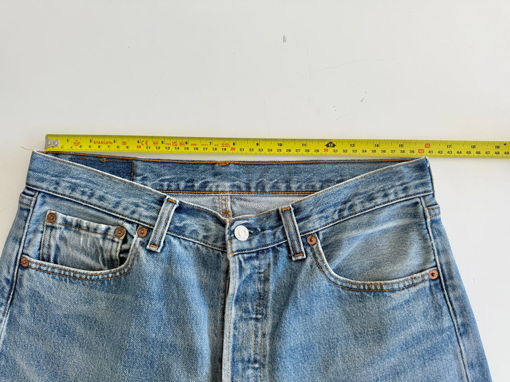 W32 L29 vintage Levis 501 31-32” measured medium faded blue 90s Levi’s 501s