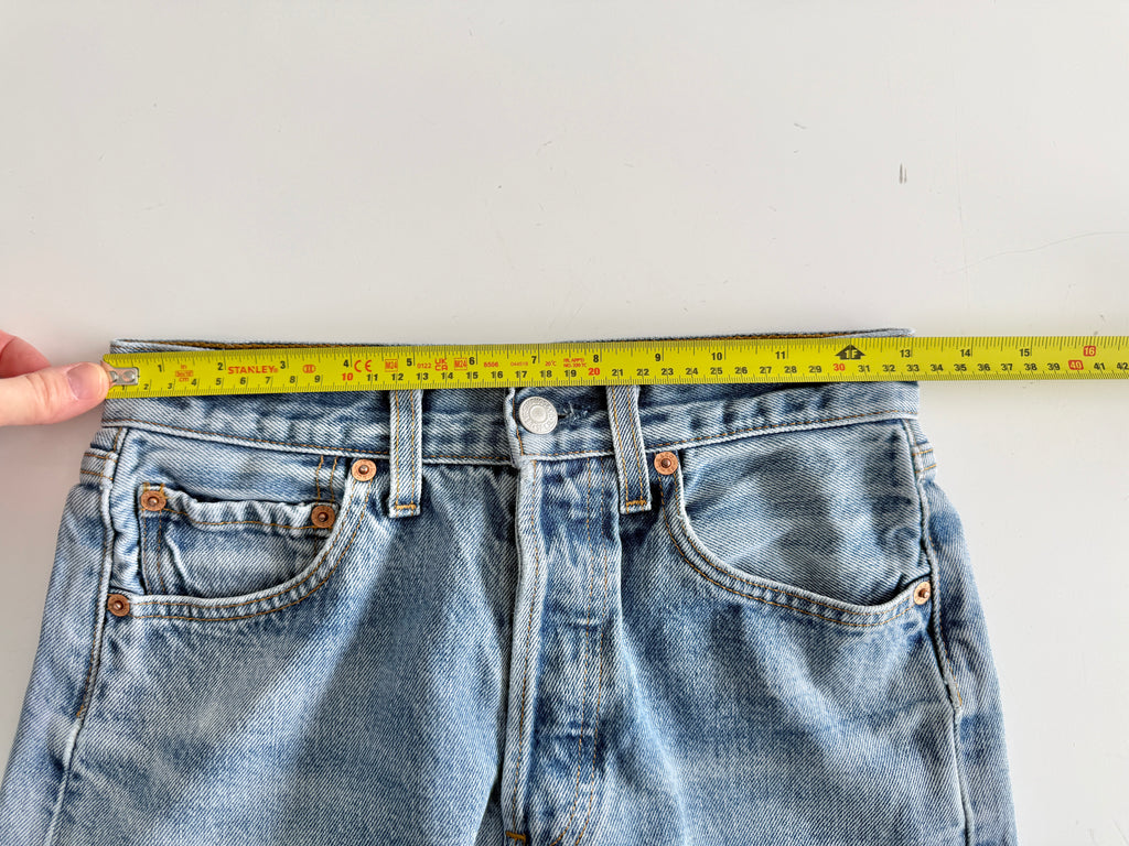 W25 L30 vintage Levis 501 24/25” measured unique faded blue denim 90s Levi’s 501s