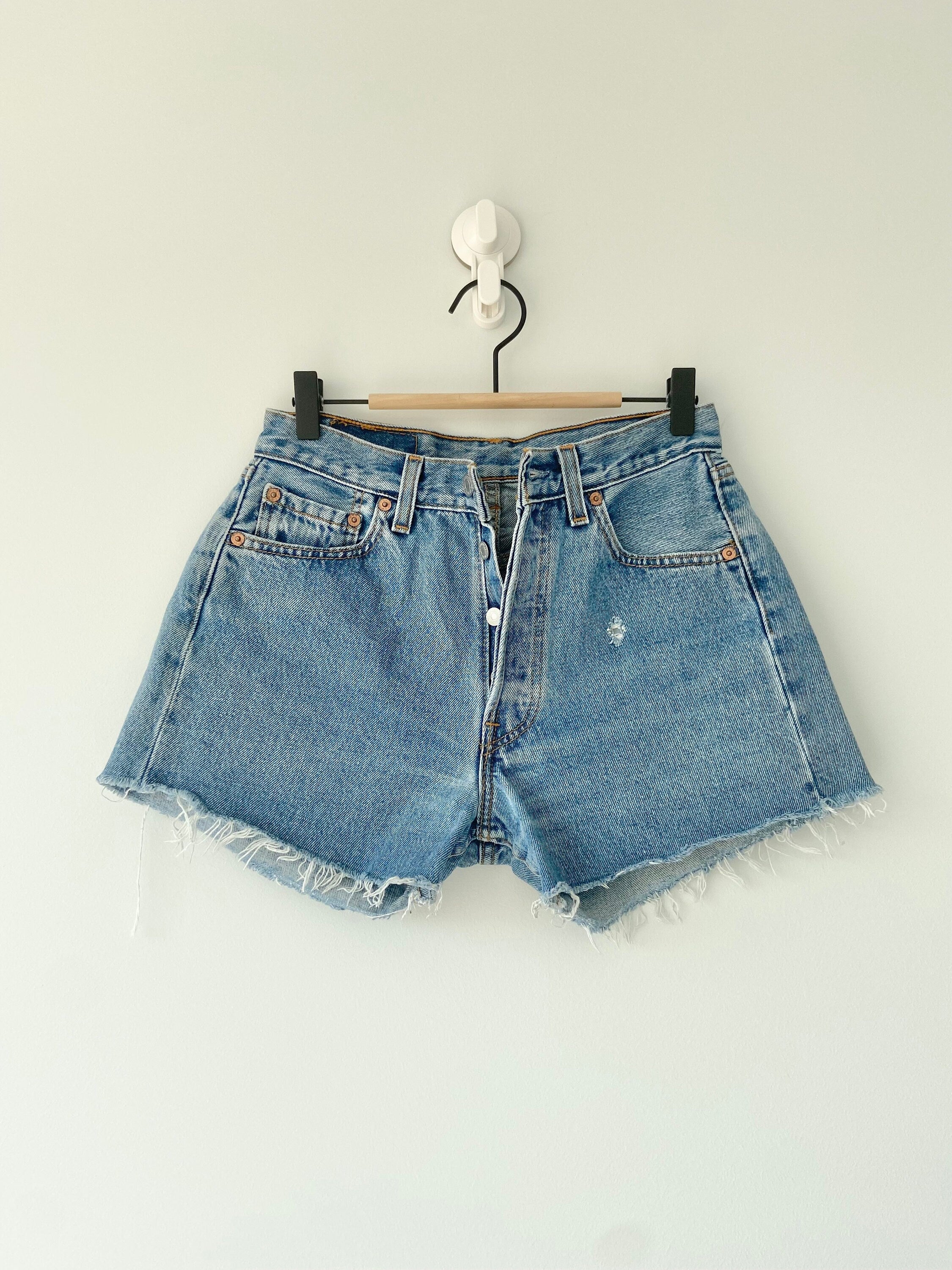 w27 Vintage Levi’s 501 button shorts  medium blue wash