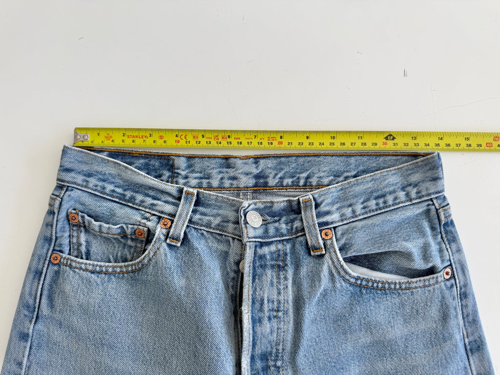 W27 L31 vintage Levis 501 27” measured waist light faded blue Y2K 501s